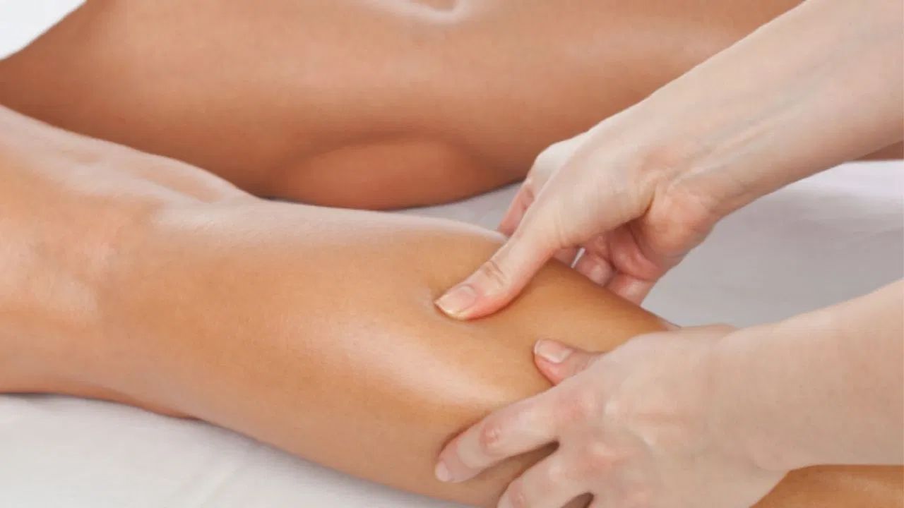 न्यूरोलॉजी और रिफ्लेक्सोलॉजी के अनुसार, पैरों की मालिश तंत्रिका तंत्र को शांत करती है। यह डोपामाइन और सेरोटोनिन जैसे हार्मोन को सक्रिय करती है। इससे नींद और मूड में सुधार होता है।