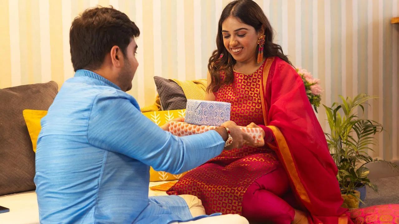 ઘણીવાર એવું બને છે કે, તિલક વિધિ પછી ભાઈઓ તરત જ ઉઠીને ચાલ્યા જાય છે. વાસ્તુશાસ્ત્ર આ પ્રથાને ખોટી માને છે. વાસ્તુ નિષ્ણાતો સલાહ આપે છે કે, તિલક વિધિ પછી પણ ભાઈએ થોડા સમય માટે તે જ મુદ્રામાં બેસી રહેવું જોઈએ.