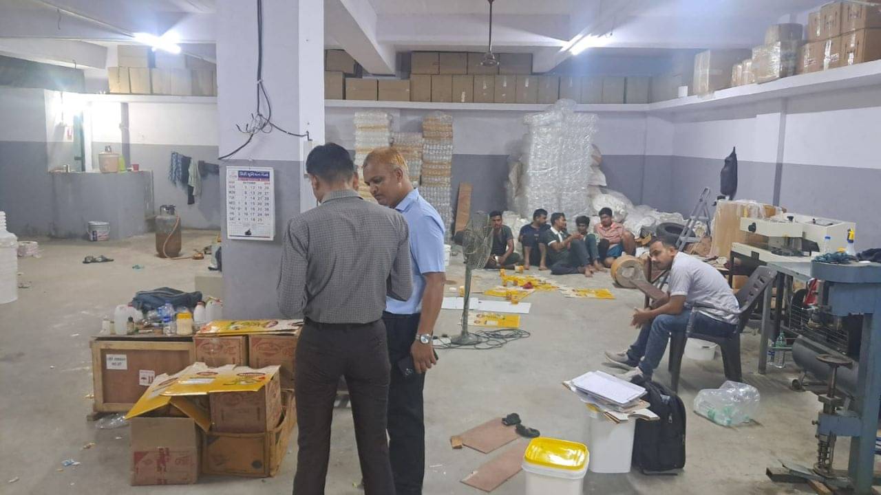 Surat : અમરોલીમાંથી લીધેલા ઘીના નમૂના ફેલ! 9 હજાર કિલો ઘી જપ્ત, 4 આરોપીની ધરપકડ, જુઓ Video