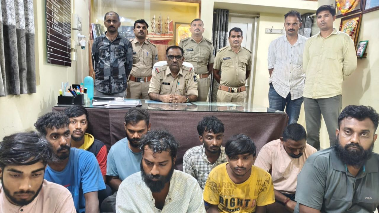 Gir Somnath : દરિયામાં દારૂની હેરાફેરી ! મહારાષ્ટ્રની જય નામની બોટમાંથી ઝડપાયો લાખો રુપિયાનો દારુ, જુઓ Video