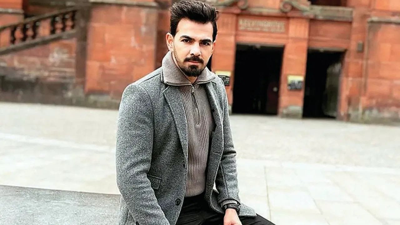 ગ્રોવર અટક ભારતમાં જોવા મળતી અટકમાંથી એક અટક છે.ગ્રોવર અટક અંગ્રેજી ગ્રોવ પરથી ઉતરી આવી છે. જેનો અર્થ એક નાનુ લાકડું અથવા વૃક્ષોનો સમૂહ થાય છે. (આ તસ્વીર ટીવી કલાકાર કરન ગ્રોવરની છે .) 