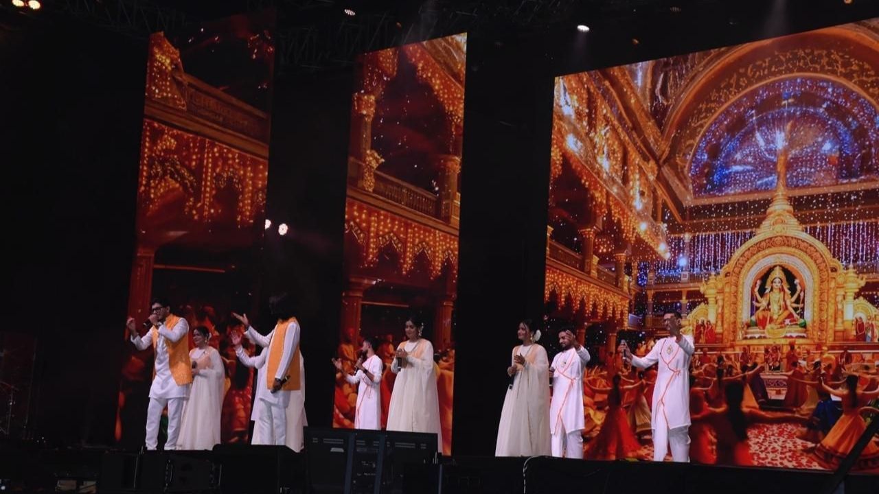 પ્રસિદ્ધ ગાયક-સર્જક મનોજ મુંતશિર દ્વારા રચાયેલ આ મંચન દેશના અન્ય રાજ્યોમાં પણ સફળ રહી ચૂક્યું છે. ગિફ્ટ સિટીમાં યોજાયેલા શો દ્વારા દર્શકોને વડાપ્રધાનની અદ્વિતીય સફર અને રાષ્ટ્રપ્રથમ ભાવની અનુભૂતિ જીવંત રીતે અનુભવવાનો મોકો મળ્યો.