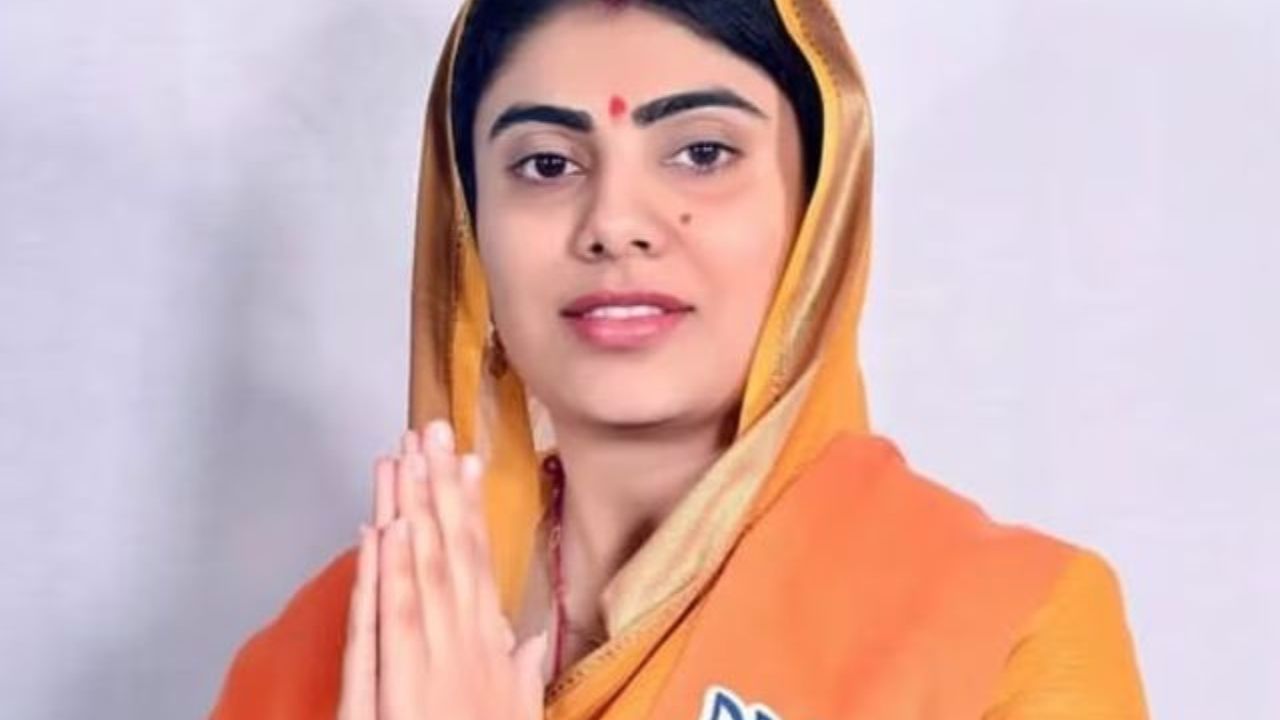 રીવાબા જાડેજા ગુજરાત સરકારમાં મંત્રી તરીકે નિયુક્ત થયા છે. તેમણે 17 ઓક્ટોબરે ગાંધીનગરમાં શપથ લીધા. રીવાબા જામનગરના ધારાસભ્ય છે અને 2019માં ભાજપમાં જોડાયા હતા.