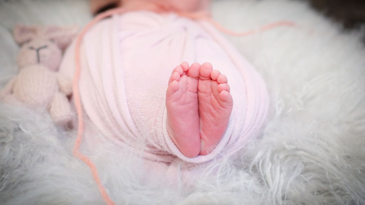 એસ્ટ્રોજન અને પ્રોજેસ્ટેરોન જેવા કેટલાક હોર્મોન્સ પીરિયડ્સ દરમિયાન ગર્ભાશયના અંદરના વિકાસને પ્રોત્સાહન આપવામાં મદદ કરે છે.ત્યારે ફાઈબ્રોઈ્ડ માટે તેને જવાબદાર માનવામાં આવી શકે છે.