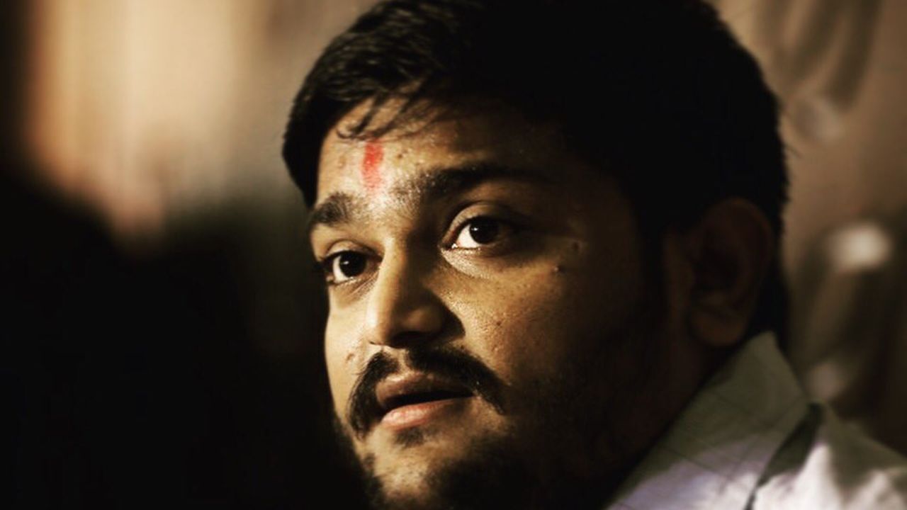 જ્યારે તેઓ ઉપવાસ પર ઉતર્યા ત્યારે અમદાવાદ શહેર પોલીસે તેમની ધરપકડ કરી. જેની પ્રતિક્રિયામાં હિંસક વિરોધ પ્રદર્શનો ફાટી નીકળ્યા, જેના કારણે ગુજરાત રાજ્ય સરકારે કર્ફ્યુ લાદવાની અને ભારતીય સેના બોલાવવાની ફરજ પડી હતી. તેમણે 2019 સુધી આંદોલનનું નેતૃત્વ કરવાનું ચાલુ રાખ્યું હતુ.