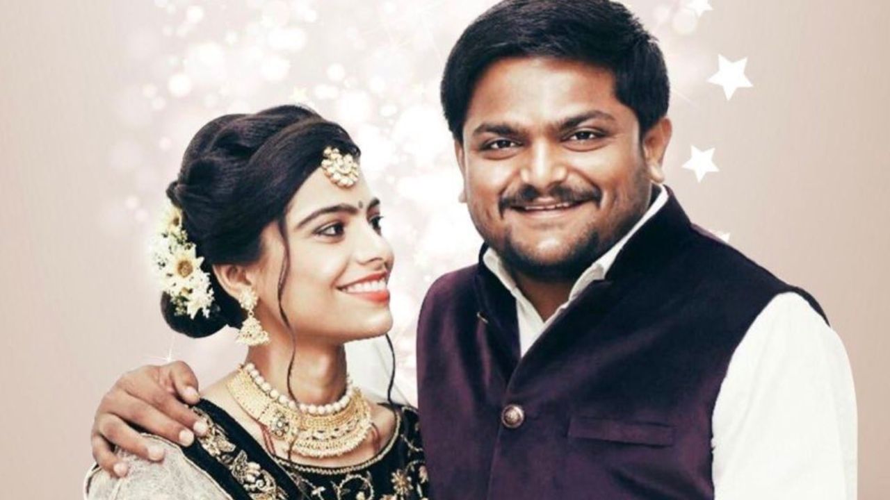 હાર્દિક પટેલે 2017ની ગુજરાત વિધાનસભા ચૂંટણીમાં ભારતીય રાષ્ટ્રીય કોંગ્રેસ (INC)ના પ્રચારને ટેકો આપ્યો હતો.નવેમ્બર 2017માં હાર્દિક પટેલનો એક ટેપ સોશિયલ મીડિયા પર બહાર પાડવામાં આવ્યો હતો અને વાયરલ થયો હતો. હાર્દિક પટેલે કહ્યું હતું કે તેઓ ગંદા રાજકારણનો ભોગ બન્યા છે.