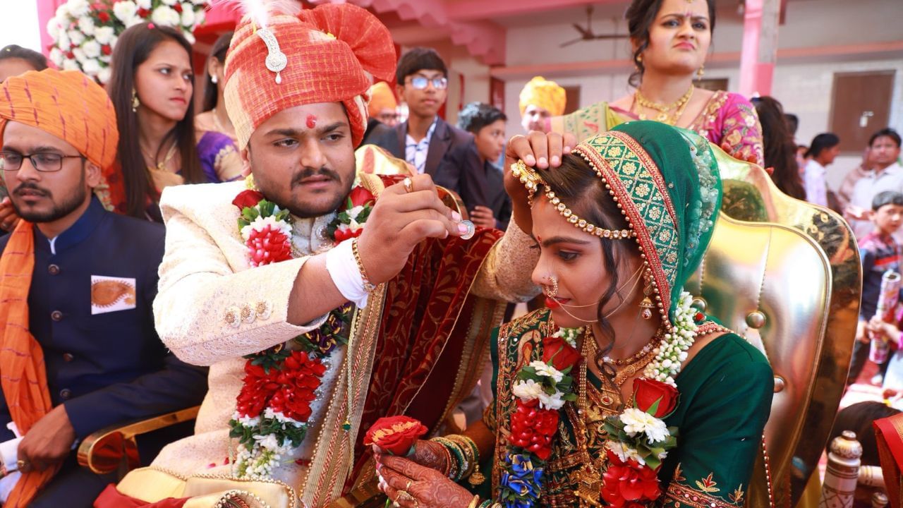 હાર્દિક પટેલે વિરમગામની દિવ્ય જ્યોત સ્કૂલમાં ધોરણ 6 થી ધોરણ આઠ સુધી અભ્યાસ કર્યો, ત્યારબાદ તેમણે કે બી શાહ વિનય મંદિરમાં અભ્યાસ કર્યો, જ્યાં તેમણે ધોરણ બાર સુધી અભ્યાસ કર્યો. તે ક્રિકેટનો શોખીન હતો.