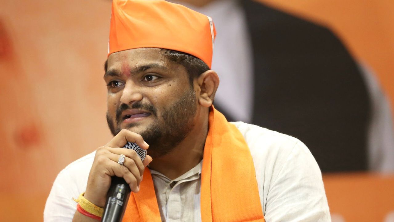 ધોરણ 12 પૂર્ણ કર્યા પછી, હાર્દિકે તેના પિતા ભરતને ભૂગર્ભ પાણીના કુવાઓમાં સબમર્સિબલ પંપ ઠીક કરવાનો નાનો વ્યવસાય ચલાવવામાં મદદ કરવાનું શરૂ કર્યું.પિતા ભરત પટેલ પણ કોંગ્રેસના કાર્યકર હતા.