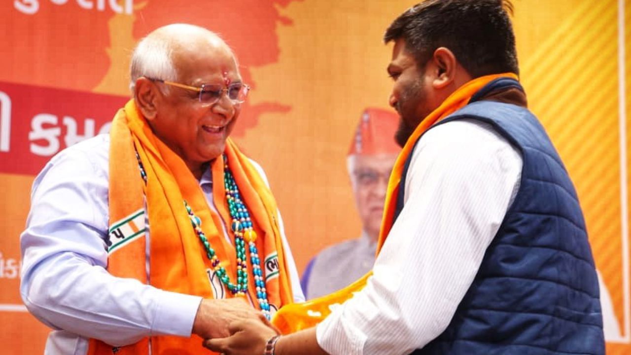 જુલાઈ 2015માં હાર્દિકની બહેન મોનિકા રાજ્ય સરકારની શિષ્યવૃત્તિ મેળવવામાં નિષ્ફળ રહી હતી. આ કારણોસર તેમણે પાટીદાર અનામત આંદોલન સમિતિની રચના કરી હતી.