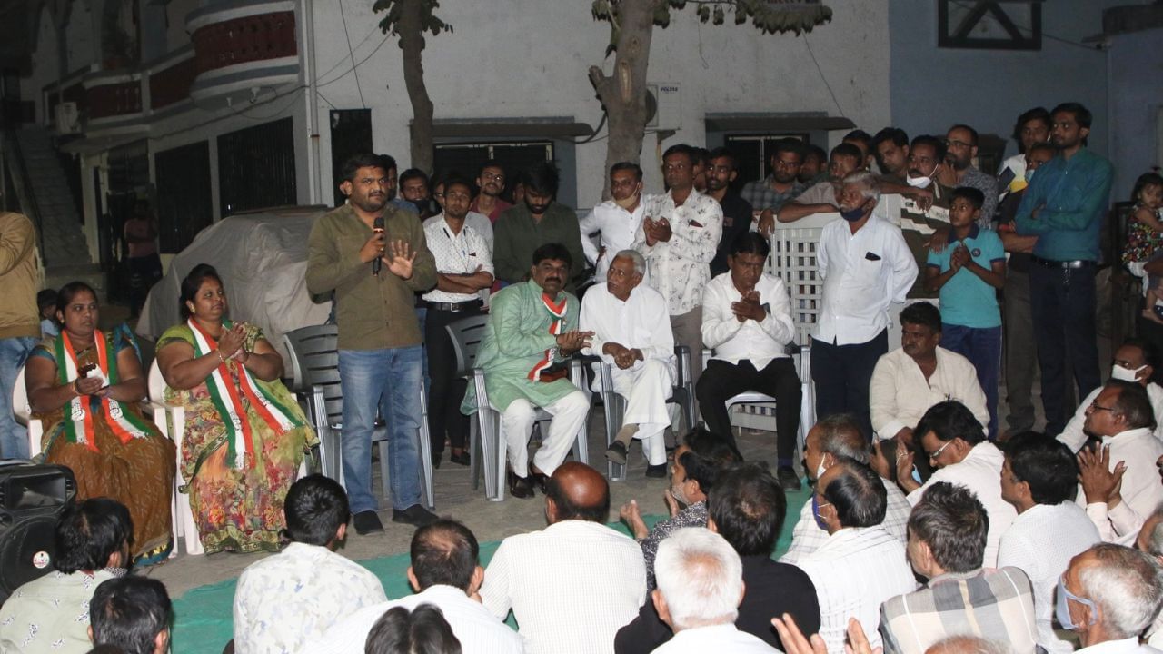 31 ઓક્ટોબર 2012ના રોજ, હાર્દિક પટેલ પાટીદાર યુવા સંગઠન સરદાર પટેલ ગ્રુપ (SPG)માં જોડાયા અને એક મહિના કરતા પણ ઓછા સમયમાં, તેના વિરમગામ યુનિટના પ્રમુખ બન્યા. 2015માં, SPG નેતા લાલજી પટેલ સાથેના સંઘર્ષ બાદ હાર્દિક પટેલને તેમના પદ પરથી હાંકી કાઢવામાં આવ્યા હતા.