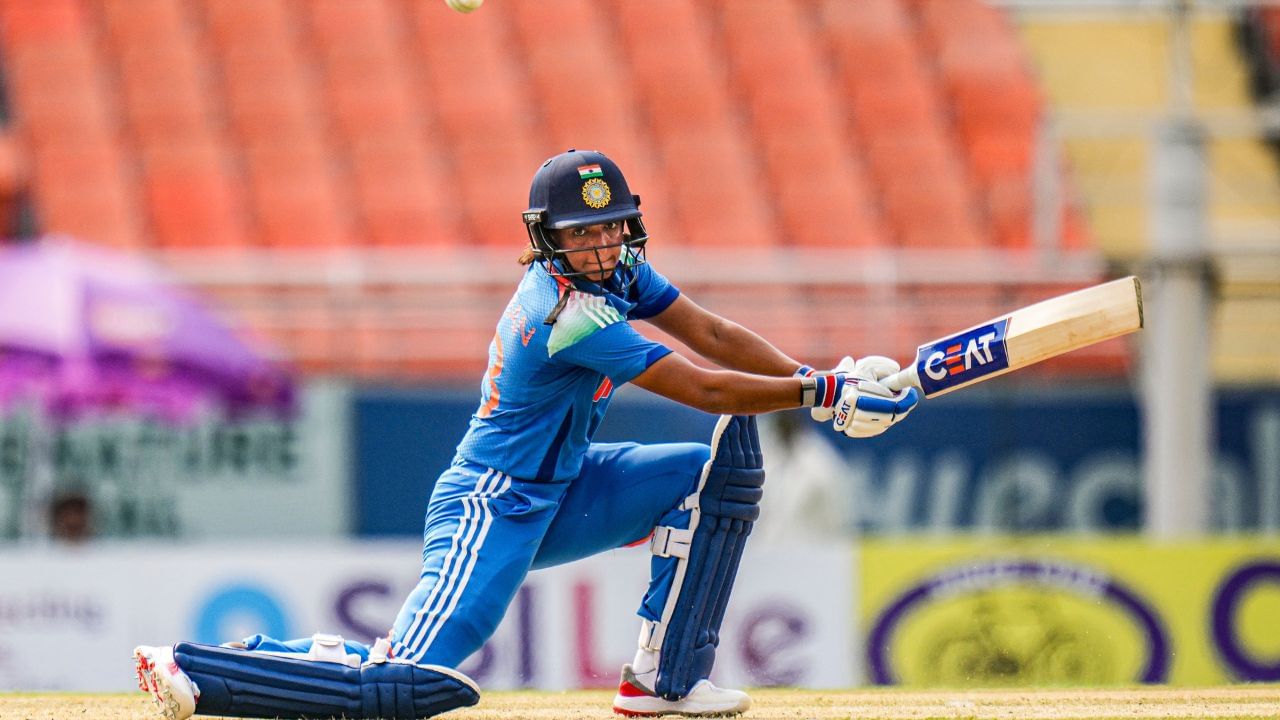 કૌરનો જન્મ 8 માર્ચ 1989ના રોજ પંજાબના મોગામાં હરમંદર સિંહ ભુલ્લર વોલીબોલ અને બાસ્કેટબોલ ખેલાડી અને સતવિંદર કૌર, ગૃહિણીને ત્યાં થયો હતો.  તેના માતાપિતા શીખ છે. 