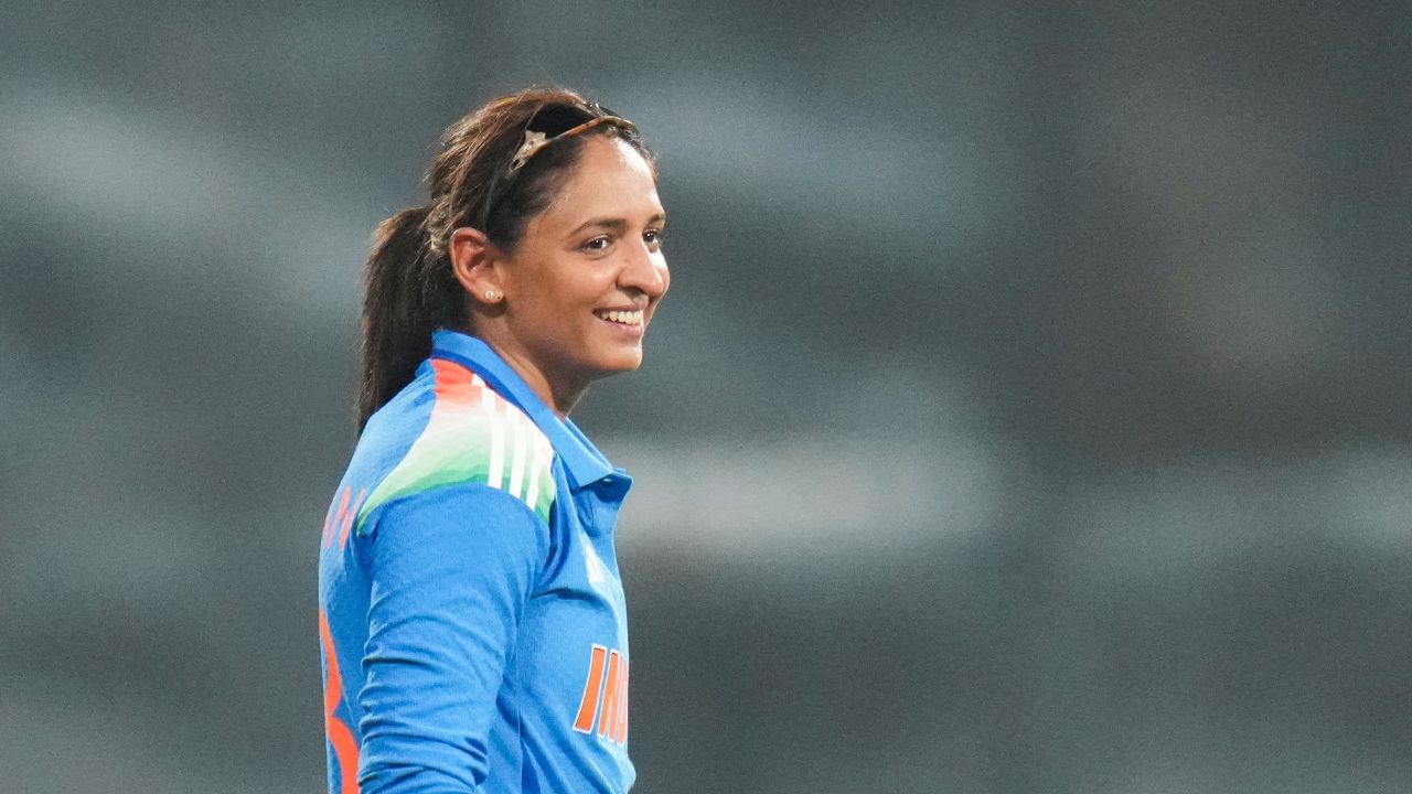  તેની નાની બહેન હેમજીત, અંગ્રેજી સ્નાતક છે અને મોગાની ગુરુ નાનક કોલેજમાં સહાયક પ્રોફેસર તરીકે કામ કરે છે.તેના પિતા જે જ્યુડિશલ કોર્ટમાં ક્લાર્ક હતા, હરમન પ્રીત જ્યારે આ રમત રમવાનું શરૂ કર્યું ત્યારે તે તેના પ્રથમ કોચ હતા.