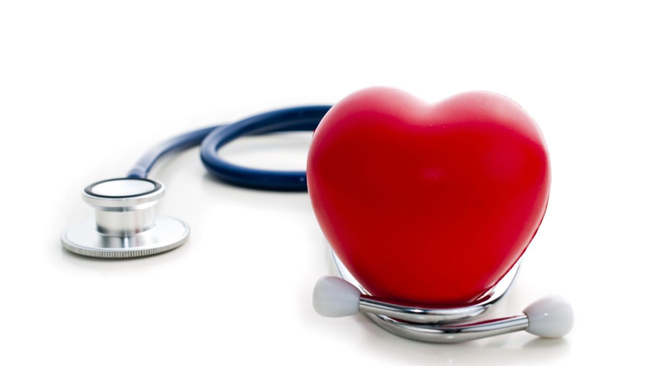 સાયલન્ટ હાર્ટ એટેકનું મુખ્ય કારણ હૃદયની ધમનીઓમાં કોલેસ્ટ્રોલ અને ચરબીનું સંચય છે, જે રક્ત પ્રવાહને અવરોધે છે. હાઈ બ્લડ પ્રેશર, ડાયાબિટીસ, સ્થૂળતા, ધૂમ્રપાન, વધુ પડતો તણાવ અને અસંતુલિત આહાર મુખ્ય કારણો છે. નિષ્ણાતો કહે છે કે સાયલન્ટ હાર્ટ એટેકના લક્ષણો પુરુષો કરતાં સ્ત્રીઓમાં વધુ અસ્પષ્ટ હોય છે, જેના કારણે નિદાનમાં વિલંબ થાય છે. 40 વર્ષથી વધુ ઉંમરના લોકો, ડાયાબિટીસના દર્દીઓ અને ઓછા એક્ટિવ લોકો તેના માટે વધુ સંવેદનશીલ હોય છે. સતત થાક, ઊંઘનો અભાવ અને માનસિક તણાવ પણ તેમાં ફાળો આપે છે. આ ધીમે-ધીમે હૃદયના સ્નાયુઓને નુકસાન પહોંચાડી શકે છે અને ગંભીર હૃદય રોગમાં ફેરવાઈ શકે છે.
