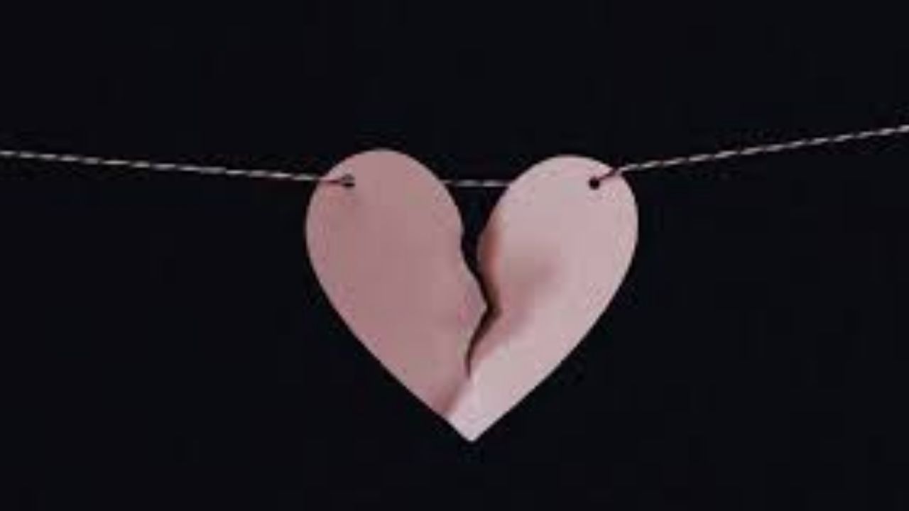 તમારી જાતને સમય આપો: દગો થયા પછી તમારા માટે સમય કાઢવો ખૂબ જ મહત્વપૂર્ણ છે. તરત જ નવા સંબંધમાં ઝંપલાવવાને બદલે તમારી જાતને સમજવા અને સાજા થવા માટે સમય આપો. આ સમય દરમિયાન, તમારા શોખ, રુચિઓ અને સપનાઓ પર ધ્યાન કેન્દ્રિત કરો. આ ફક્ત તમારા મનોબળને વધારશે નહીં પણ તમને વધુ સ્વતંત્ર બનવામાં પણ મદદ કરશે.
