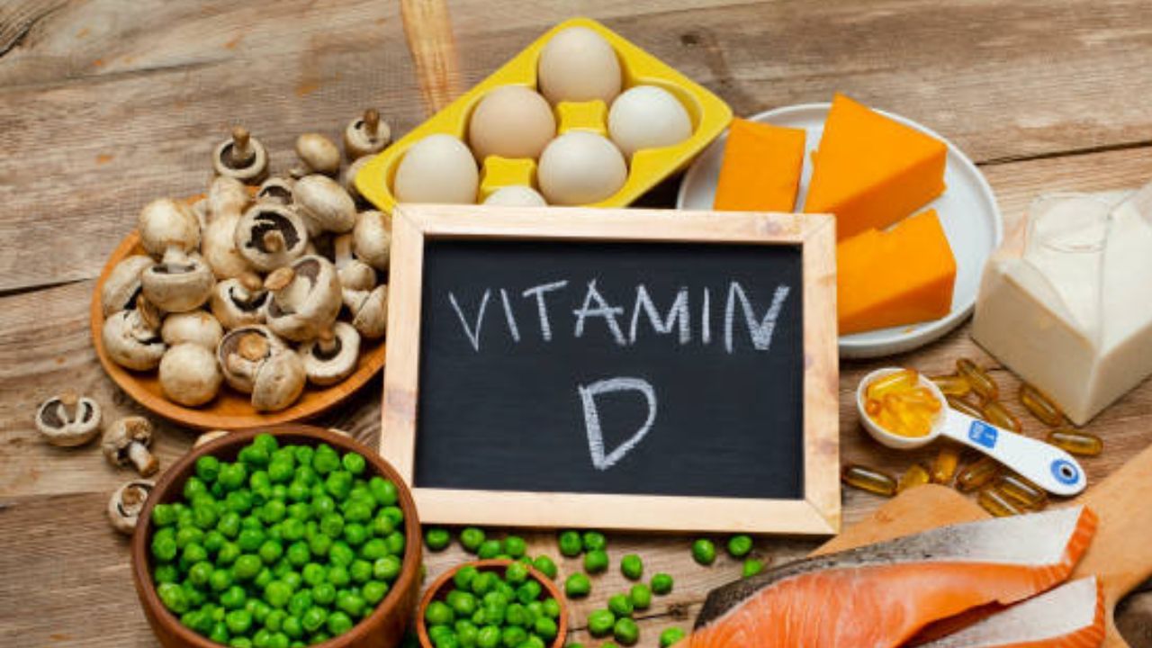 નિષ્ણાતો કહે છે કે વધુ પડતા વિટામિન ડી પૂરક લેવાથી શરીરને ગંભીર નુકસાન થઈ શકે છે. તો ચાલો આજે સમજાવીએ કે જો તમે ટેસ્ટ કરાવ્યા વિના વિટામિન ડી પૂરક લો છો તો તમને કઈ ખતરનાક આડઅસરોનો સામનો કરવો પડી શકે છે.
