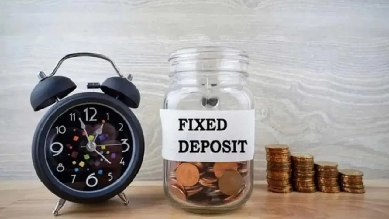 યસ બેંકમાં, સામાન્ય ગ્રાહકો 18 મહિનાથી 36 મહિના સુધીની FD પર 7.75% વ્યાજ મેળવી રહ્યા છે, જ્યારે વરિષ્ઠ નાગરિકો 8.25% કમાઈ રહ્યા છે. વધુમાં, RBL બેંકમાં, સામાન્ય ગ્રાહકો 24 મહિનાથી 36 મહિનાથી ઓછી મુદતની FD પર 7.50% વ્યાજ મેળવી રહ્યા છે અને વરિષ્ઠ નાગરિકો 8% વ્યાજ મેળવી રહ્યા છે.