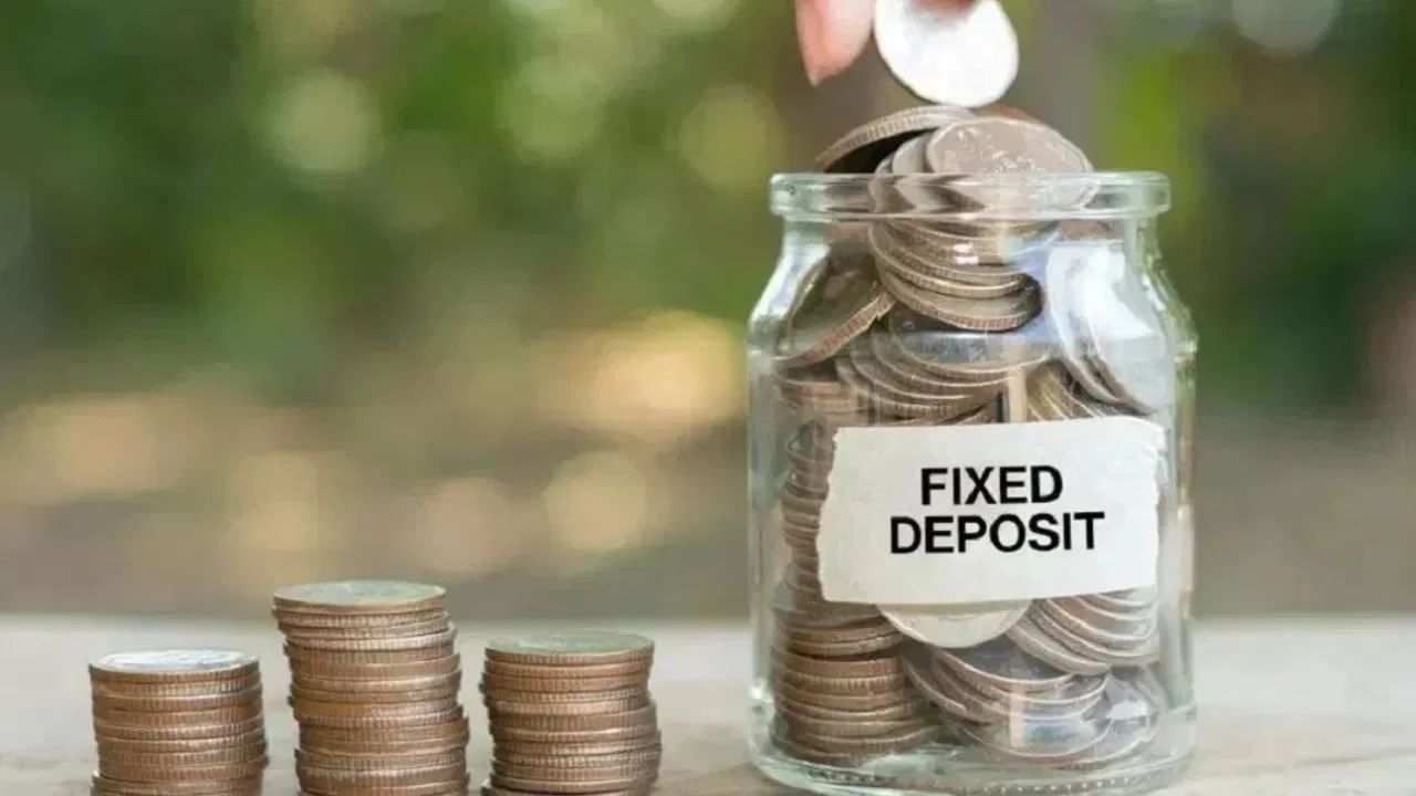 SBM બેંકમાં, જો તમે 3 વર્ષ અને 2 દિવસથી 5 વર્ષ સુધીની FD કરો છો, તો બેંક સામાન્ય ગ્રાહકોને 8.25% વ્યાજ અને વરિષ્ઠ નાગરિકોને 8.75% વ્યાજ આપી રહી છે. દરમિયાન, બંધન બેંકમાં, સામાન્ય ગ્રાહકો 600 દિવસની FD પર 8% અને વરિષ્ઠ નાગરિકો 8.50% વ્યાજ મેળવી રહ્યા છે.