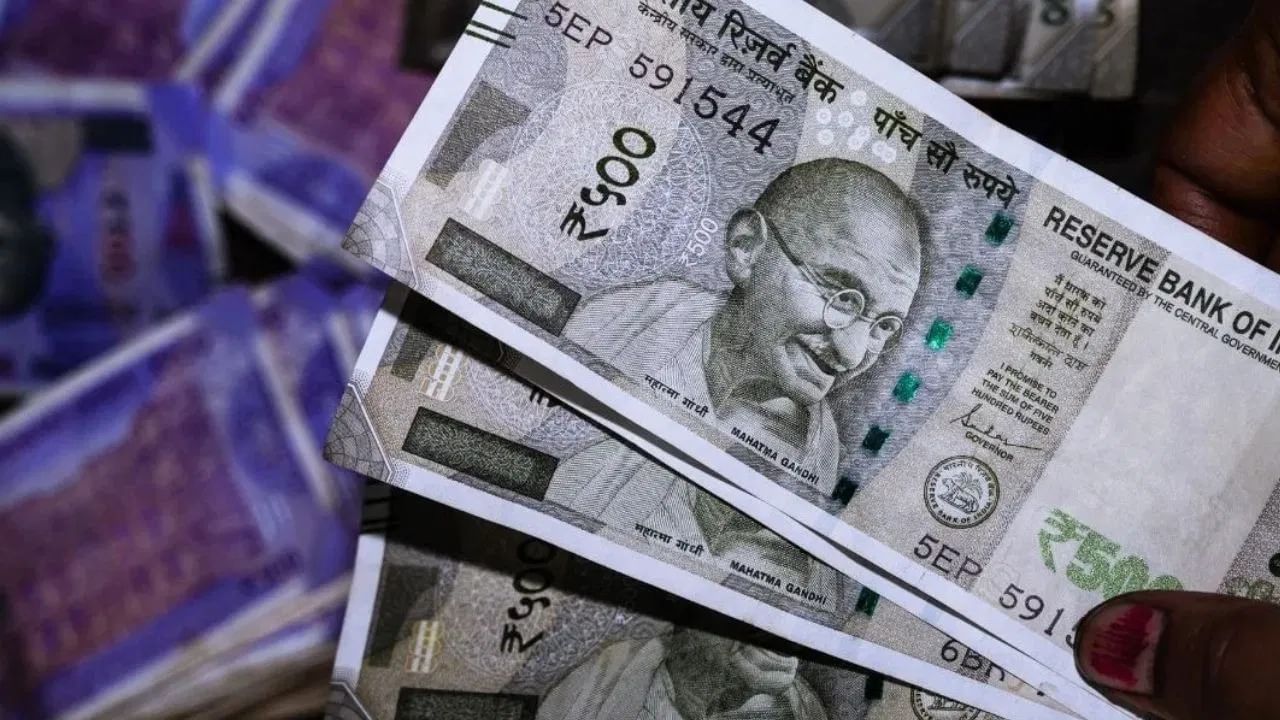 HSBC બેંક સામાન્ય ગ્રાહકો માટે 732 દિવસથી 36 મહિનાથી ઓછા સમયગાળાની FD પર 7.50% વ્યાજ આપે છે, જ્યારે વરિષ્ઠ નાગરિકોને 8% મળે છે. કરુર વૈશ્ય બેંક પણ 444 દિવસની પાકતી મુદતવાળી FD પર સમાન વ્યાજ દર ઓફર કરે છે: સામાન્ય ગ્રાહકો માટે 7.50% અને વરિષ્ઠ નાગરિકો માટે 8%.(નોંધ : અહીં આપવામાં આવેલી માહિતી ફક્ત આપની જાણકારી માટે છે. કોઇપણ રોકાણ કરવા પહેલા નિષ્ણાંતોની સલાહ લેવી જરૂરી છે.)