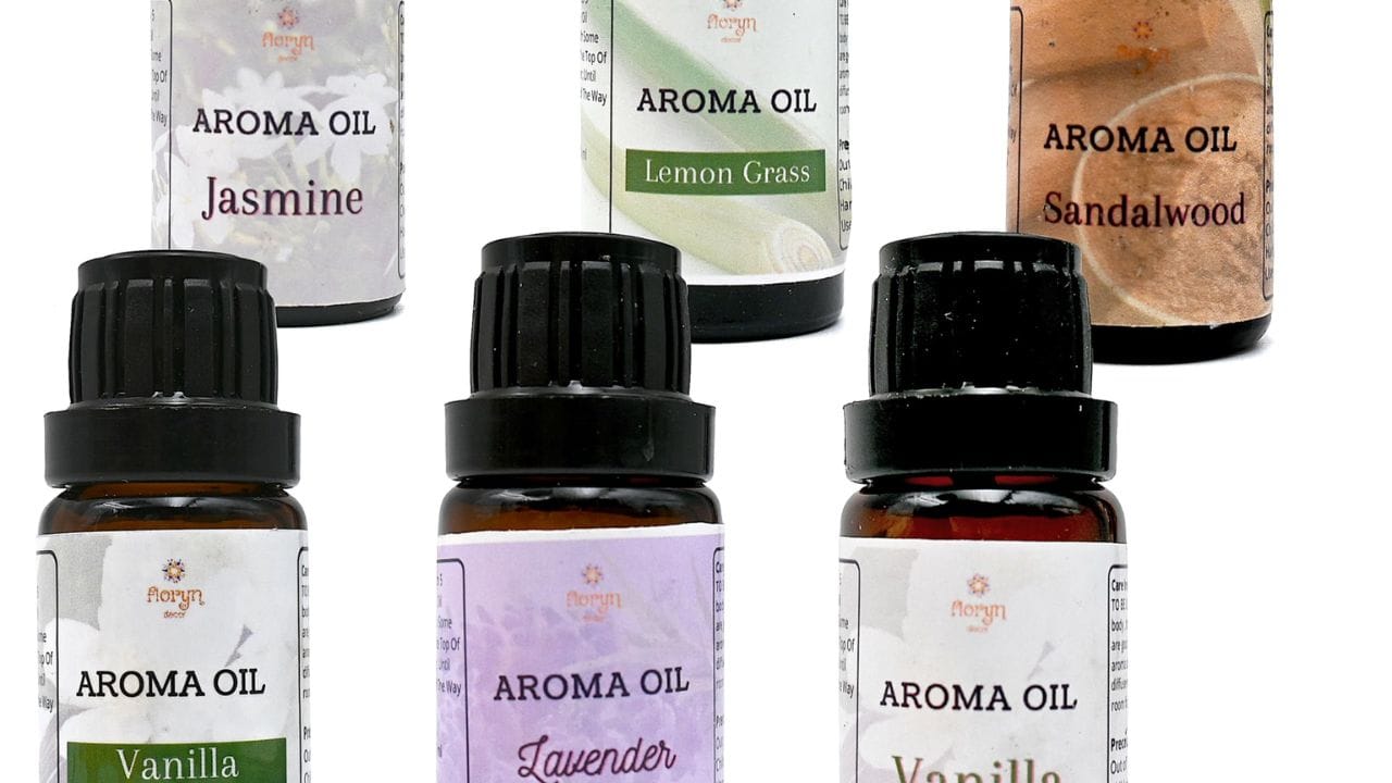 सुगंधित तेल: अगर आप चाहते हैं कि आपके घर में हमेशा अच्छी खुशबू रहे, तो पोछा लगाने के पानी में लैवेंडर या एसेंशियल ऑयल की कुछ बूँदें डालें। इससे आपका घर खुशबू और सकारात्मक ऊर्जा से भर जाएगा।