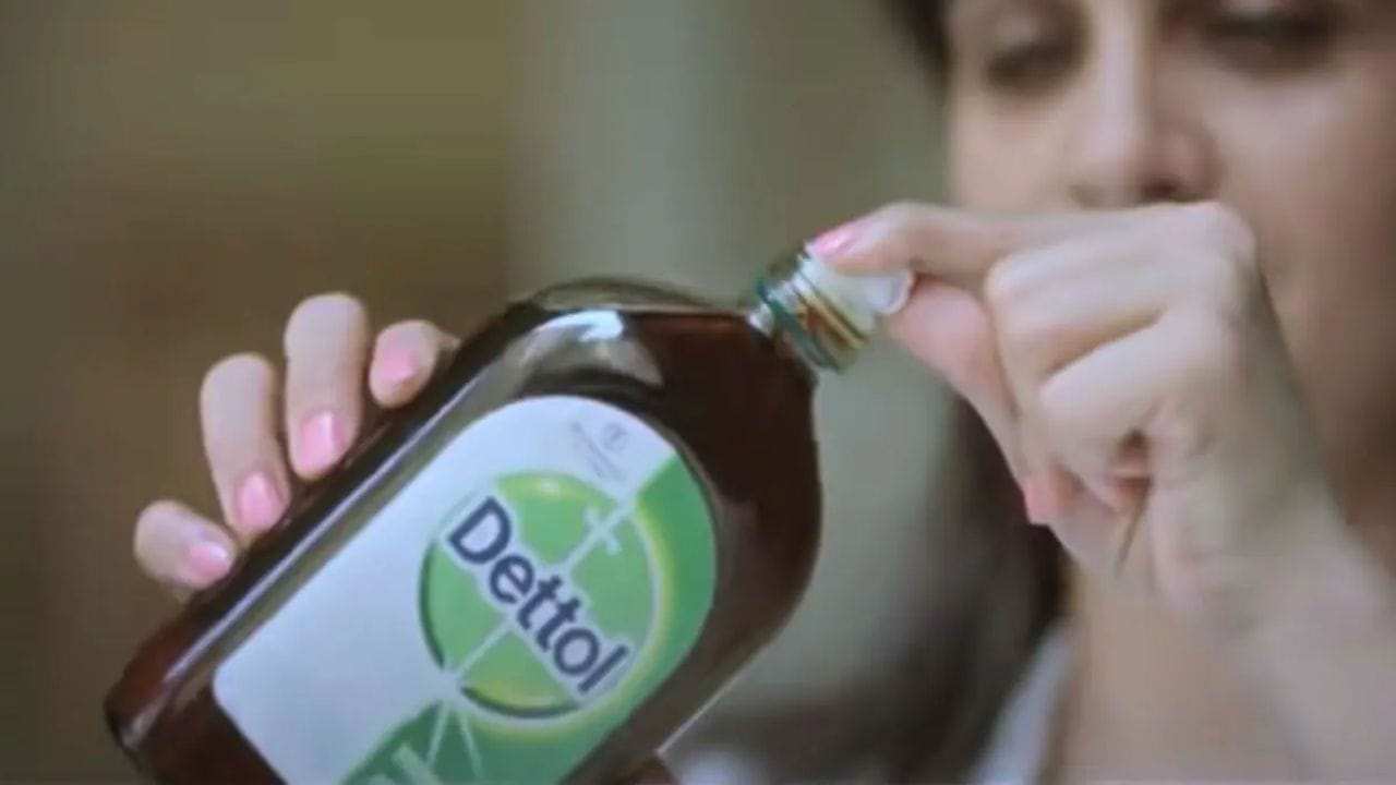 डेटॉल: सफ़ाई के साथ-साथ अपने घर को कीटाणु मुक्त रखना भी ज़रूरी है। पोछा लगाने के पानी में डेटॉल मिलाने से कीटाणु मर जाते हैं और आपका घर ताज़ा हो जाता है।