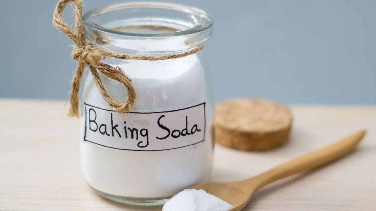 बेकिंग सोडा: अगर फर्श पर बहुत ज़्यादा दाग लगे हैं, तो पोछा लगाने वाले पानी में एक छोटा चम्मच बेकिंग सोडा मिलाएँ। इससे दाग हट जाएँगे और फर्श पर प्राकृतिक चमक आ जाएगी।