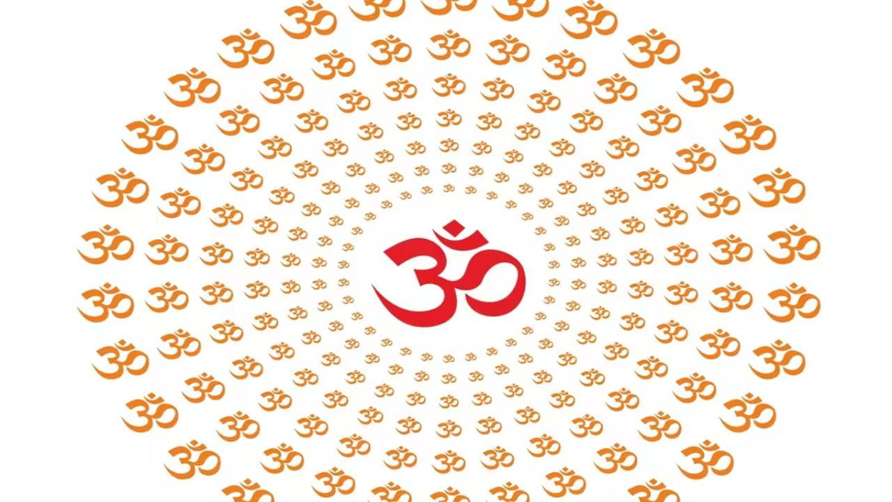 ઓમ પ્રતીક: ઓમ પ્રતીકને ઉત્તર-પૂર્વ દિવાલ પર બનાવવું કે લગાવવું જોઈએ. સોના કે ચાંદીનો બનેલો ઓમ સૌથી શુભ છે. તે માનસિક શાંતિ લાવે છે અને દેવી લક્ષ્મીના આશીર્વાદ આપે છે. તેને પૂજા સ્થળની નજીક રાખો. તેને ક્યારેય ફ્લોર પર પડવા ન દો. 