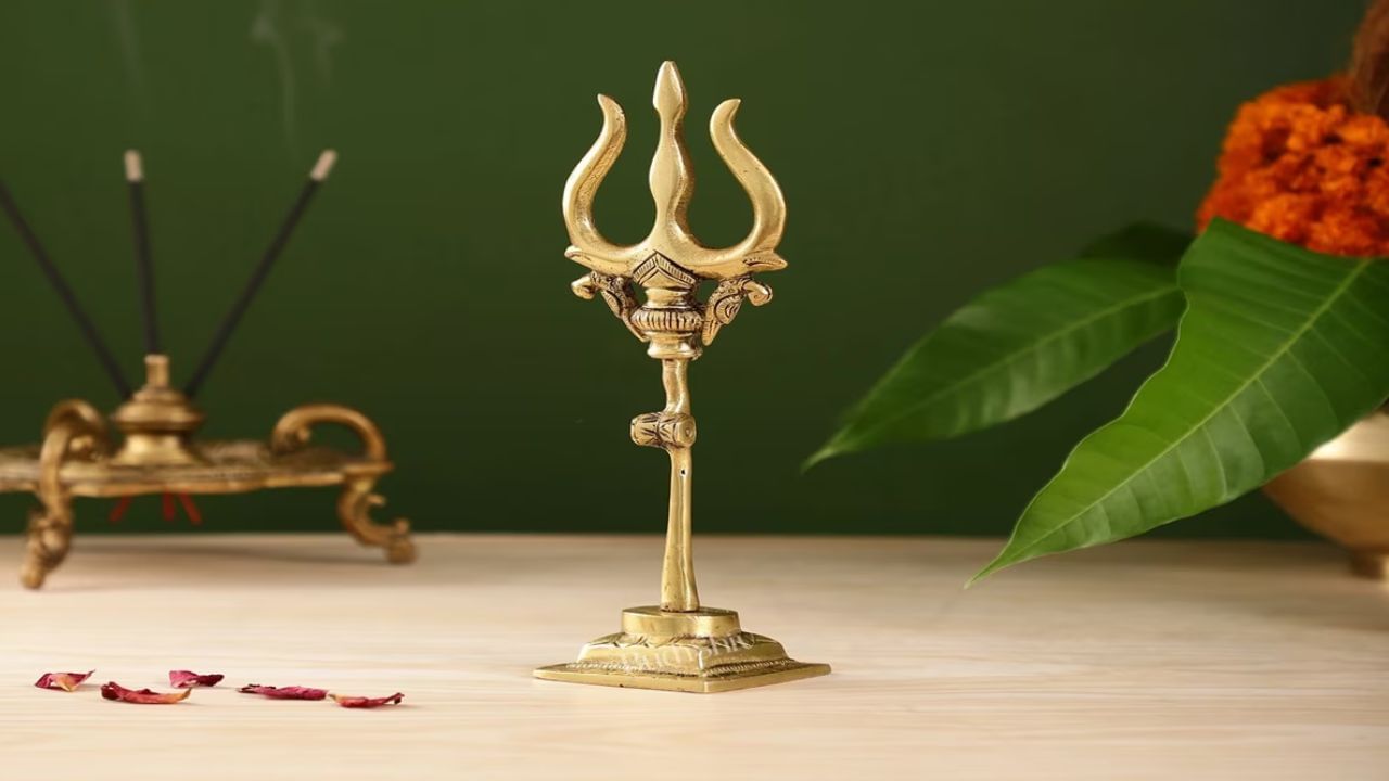 ત્રિશૂલ: અવરોધ નાશક છે. ઘરમાં આવતી નેગેટિવિટીને દૂર કરે છે. કાંસ્ય અથવા તાંબાનું ત્રિશૂળ શનિ દોષ દૂર કરે છે. તે ઘરેલું મુશ્કેલીઓ અને સ્વાસ્થ્ય સમસ્યાઓ દૂર કરે છે. શિવ મંત્રનો જાપ કર્યા પછી તેને મૂકો; તેને ક્યારેય બારી પર ન મૂકો. તેને ઊંચાઈ પર રાખો.