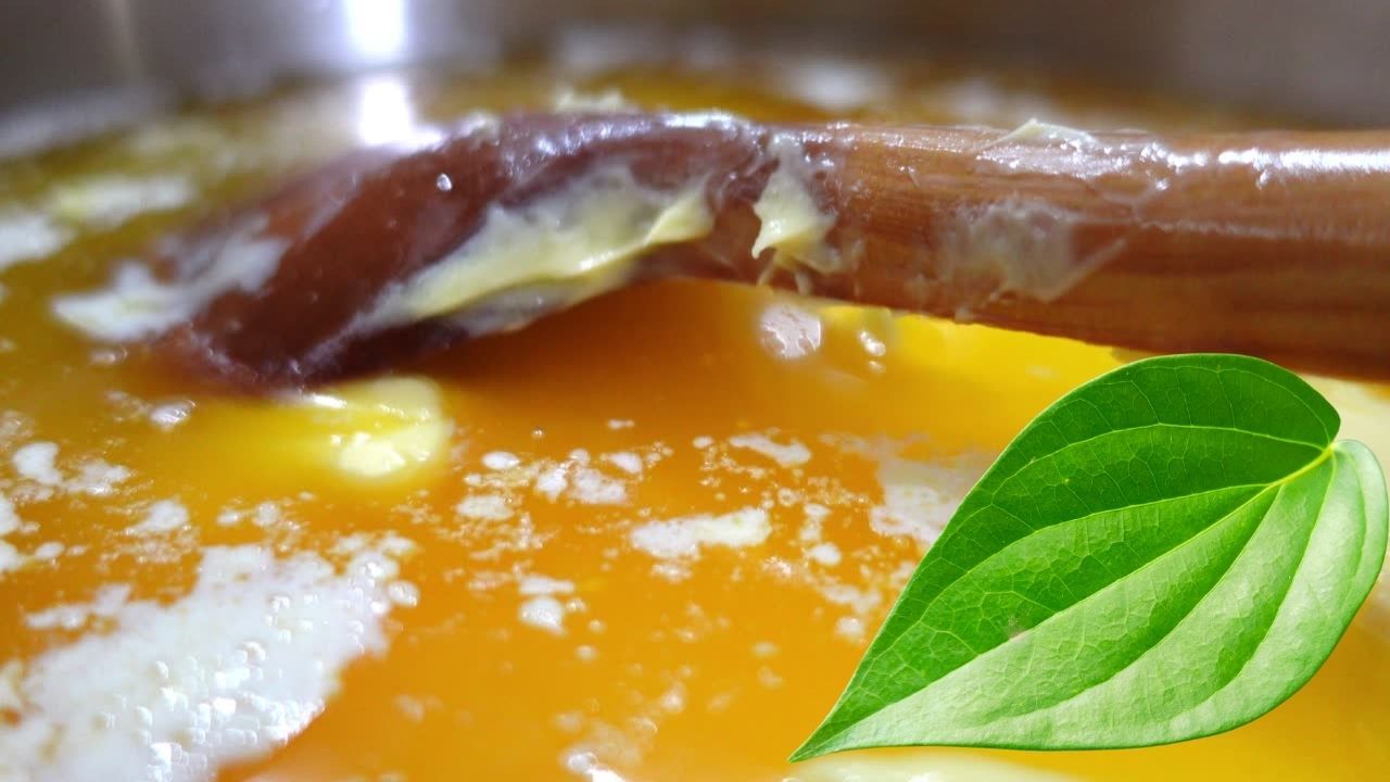 ઘી બનાવતી વખતે પાન ઉમેરવા એ એક જૂની રેસીપી છે જેનો ઉપયોગ ઘણા ઘરોમાં કરવામાં આવે છે. તેની પાછળ ઘણા કારણો છે. પ્રથમ, પાન ઘીમાંથી વધારાનો ભેજ શોષી લે છે, તેને વધુ સમૃદ્ધ બનાવે છે અને કુદરતી રીતે તેની શેલ્ફ લાઇફ લંબાવે છે. વધુમાં, નાગરવેલના પાનમાં એન્ટીબેક્ટેરિયલ ગુણધર્મો હોય છે, જે ઘીમાં રહેલી અશુદ્ધિઓ ઘટાડે છે.