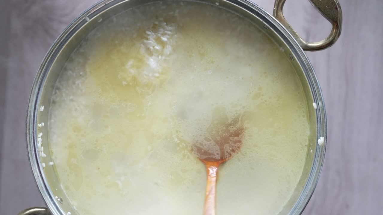 ઘીમાં નાગરવેલના પાન ઉમેરવાનો એક ફાયદો એ છે કે તે તેની કુદરતી સુગંધ વધારે છે. નાગરવેલના પાન ઉમેરવાથી ઘી વધુ સુગંધિત બને છે. તે ઘીમાં સૂક્ષ્મ સ્વાદ પણ ઉમેરે છે, જે તેને સ્વાદિષ્ટ બનાવે છે. વધુમાં, આયુર્વેદમાં, નાગરવેલના પાન તેના પાચન અને ઠંડકના ગુણધર્મો માટે જાણીતા છે. ઘી બનાવવામાં આવે ત્યારે, તેના ગુણધર્મો પણ ઘીમાં ઉમેરવામાં આવે છે.