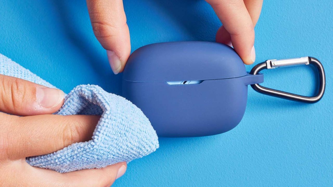 ચાર્જિંગ તેમજ બડ્સનું કેસ સાફ કરો: ઈયરબડનું કેસ હોય તો તેને પણ સાફ કરવું જરુરી છે. તેને સૂકા કપડાથી અંદર અને બહાર સાફ કરો. આ સિવાય તેના ચાર્જિંગ વાયરને એટલે કે ડેટા કેબલ પર ગંદકી જામી હોય તો કોટન પર વિનેગર લઈ વાયરને બરોબર સાફ કરી લો
