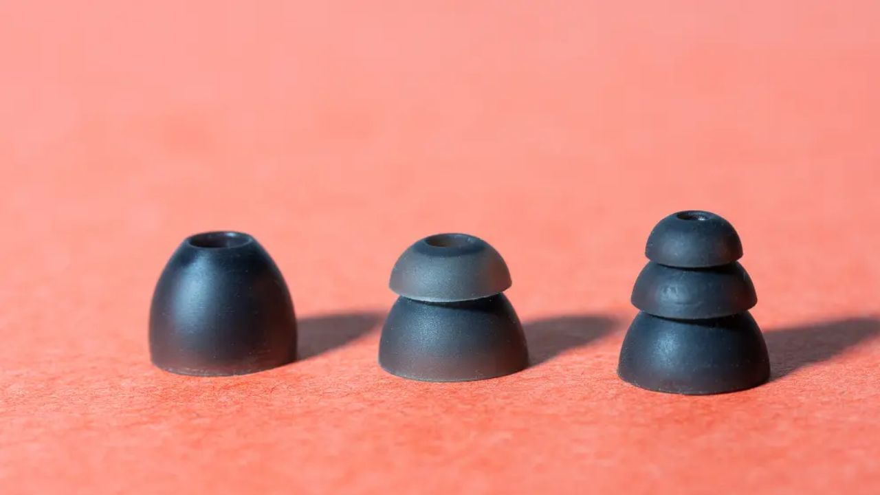 સિલિકોન અથવા ફોમ ટિપને સાબુ અને પાણીથી ધોઈ લો: જો તમારા ઇયરબડ ટિપ દૂર કરી શકાય તેવા હોય, તો તેને હળવેથી દૂર કરો. એક નાના બાઉલમાં પાણી અને હળવો ડીશ વોસ સાબુથી તેને ધોઈ લો. ટીપ્સને 15-20 મિનિટ માટે પાણીમાં પલાળી રાખો. પછી, તમારી આંગળીથી કોઈપણ ગંદકી દૂર કર. તે બાદ ચોખ્ખા પાણીથી ધોઈ લો અને નરમ ટુવાલ પર મૂકી કોરુ પડવા દો.