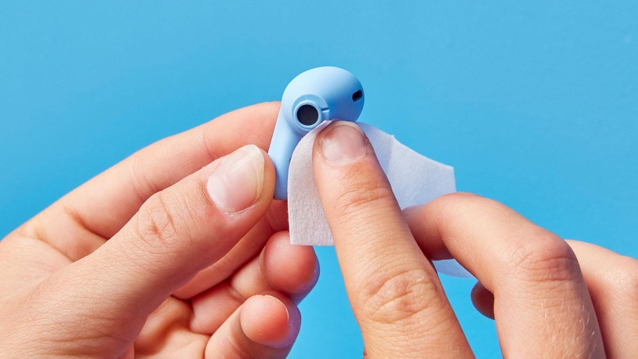 ઇયરબડનો બાહ્ય ભાગ સાફ કરો: ઇયરબડનો બાહ્ય ભાગ પર પરસેવા , ધૂળના કારણે તેના ગંદકી એકત્રિત થઈ ગઈ હોય છે. તેને સાફ કરવા માટે, તેને માઇક્રોફાઇબર કાપડથી હળવા હાથે સાફ કરો. જો તમારે તેને સંપૂર્ણપણે જંતુમુક્ત કરવાની જરૂર હોય, તો કાપડ અથવા કોટન સ્વેબને થોડા રબિંગ આલ્કોહોલમાં ડુબાડો અને ધીમે ધીમે સાફ કરો. ઇયરબડની અંદર કોઈ આલ્કોહોલ અથવા પ્રવાહી ન જાય તેનું ધ્યાન રાખો.