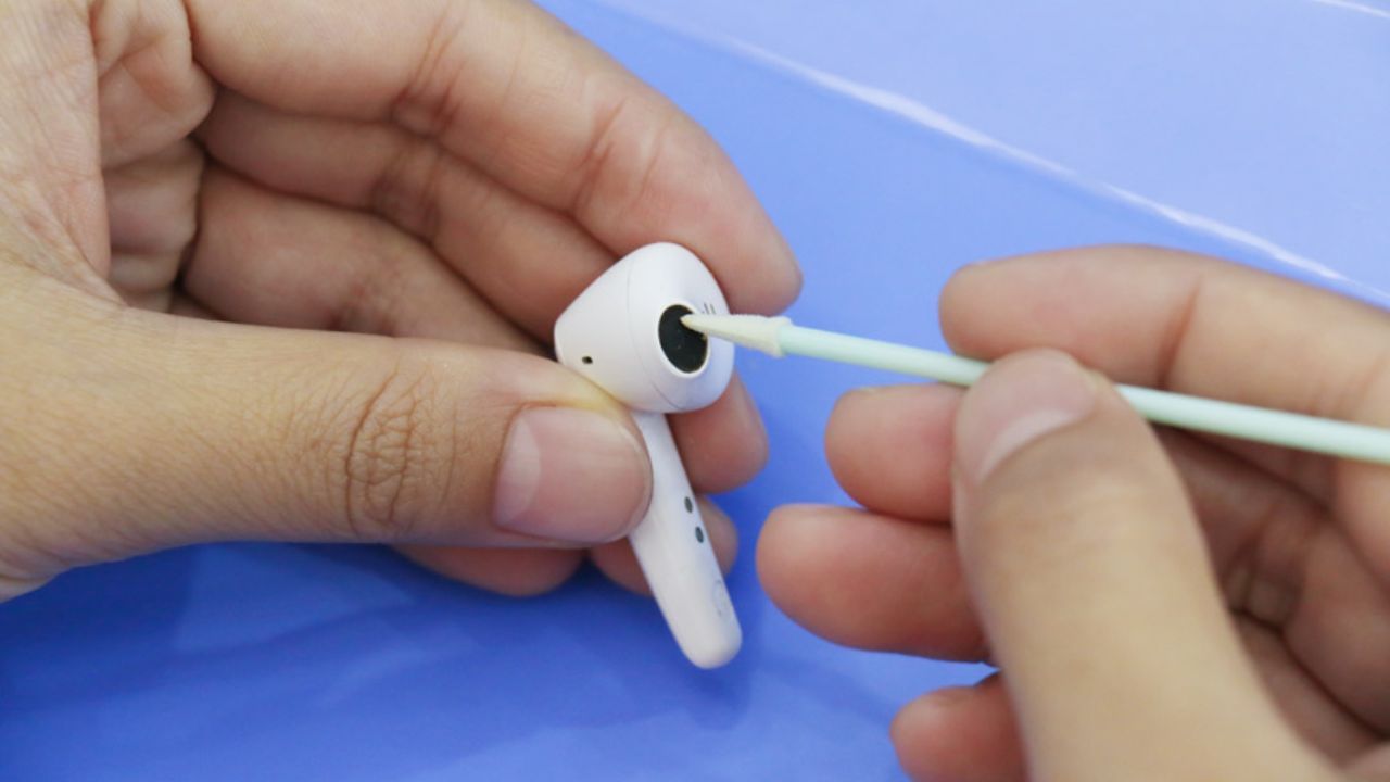 Earbudsના સ્પીકર પર ચોટેલી ગંદકી દૂર કરો: ઈયરબડનો એ ભાગ જે કાનમાં નાખીએ છે તેના સ્પીકર પર જાળી જેવું હોય છે અને તેના પર ગંદકી જમા થયેલી જોવા મળશે તેને એક કોટનથી હળવા હાથે સાફ કરી લો. તેની ધારોમાંથી ગંદકી દૂર ના થાય તો પાતળી સળી લઈને તેની ધારો માંથી ગંદકી દૂર કરો પણ ધ્યાન રાખવું લાકડી સ્પીકરમાં ના જતી રહે.