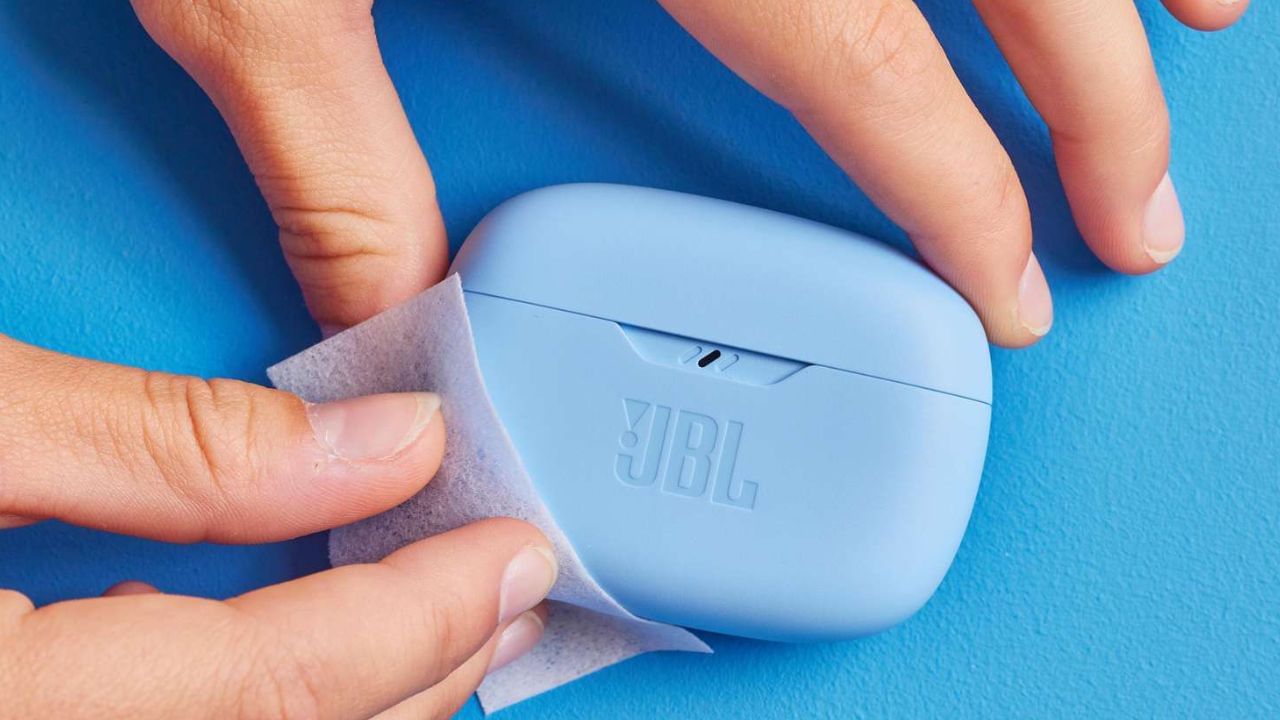 Earbudsનું કવર સાફ કરો : જો તમારા ઇયરબડ્સ કરવ પણ સાફ કરો. તેને પણ કોટન પર સહેજ વિનેગર લઈ બાહ્ય તેમજ અંદરના ભાગને સાફ કરી લો. ધ્યાન રાખો કે વિનેગરમાં કોટન ડુબોડીને નીતારીને લુછવુ નહીં તો બડ્સના અંદરના ભાગમાં વિનેગરના ટીપા પડી શકે છે અને તે તમારા Earbudsને ખરાબ કરી શકે છઠે.