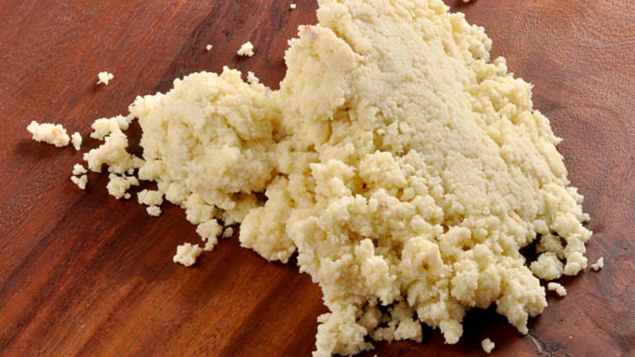 માવા ભેળસેળ: ધનતેરસથી ભાઈબીજ સુધી, ઘરે મોટી સંખ્યામાં મીઠાઈઓ બનાવવામાં આવે છે. તેથી, માવાની માગ વધે છે. તે એક લોકપ્રિય ખોરાક છે જેમાં ખૂબ ભેળસેળ હોય છે. તેમાં સ્ટાર્ચ, લોટ અને સોજી જેવા ઘટકો ઉમેરવામાં આવે છે. ખોયાને લાંબા સમય સુધી તાજી રાખવા માટે હાઇડ્રોજન પેરોક્સાઇડ પણ ઉમેરવામાં આવે છે. આ તપાસવા માટે તમે માવાને તમારા હાથમાં ઘસી શકો છો અને તેમાંથી નીકળતા તેલયુક્ત અવશેષોને ઓળખી શકો છો. તમે તેની ગંધ પણ ચકાસી શકો છો. આયોડિન ટિંકચર એ ભેળસેળ તપાસવાનો શ્રેષ્ઠ માર્ગ છે.
