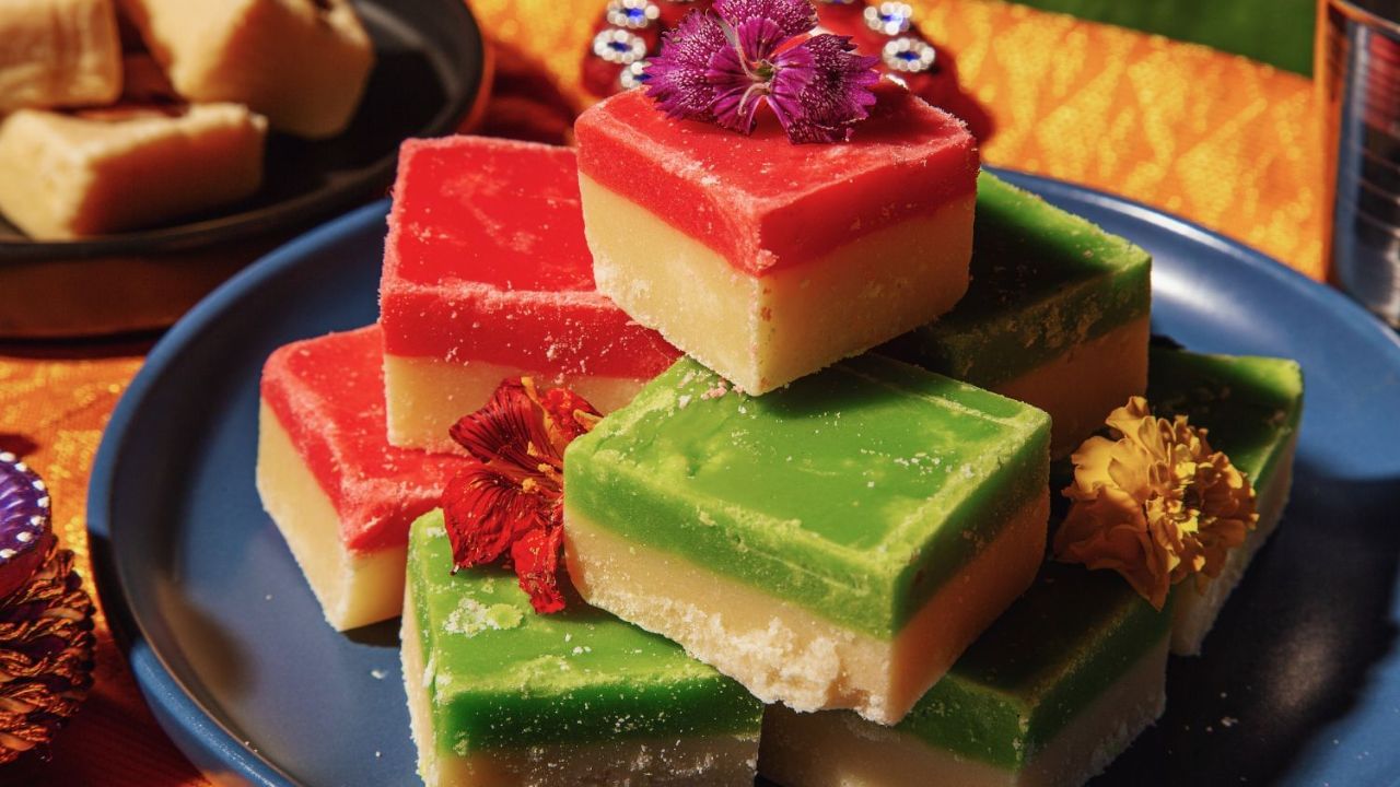 મીઠાઈઓમાં ભેળસેળ: માર્કેટમાં મીઠાઈઓમાં કૃત્રિમ રંગોનો ઉપયોગ તેમને વધુ આકર્ષક બનાવવા માટે કરવામાં આવી રહ્યો છે. તેથી, મીઠાઈ ખરીદતી વખતે ખાતરી કરો કે તે વધુ પડતા તેજસ્વી છે કે નહીં તે તપાસો. વધુમાં લોકો ઘણીવાર કાજુ કતરીમાં શુદ્ધ લોટ અને મગફળીના પાવડરની ભેળસેળ કરે છે.
