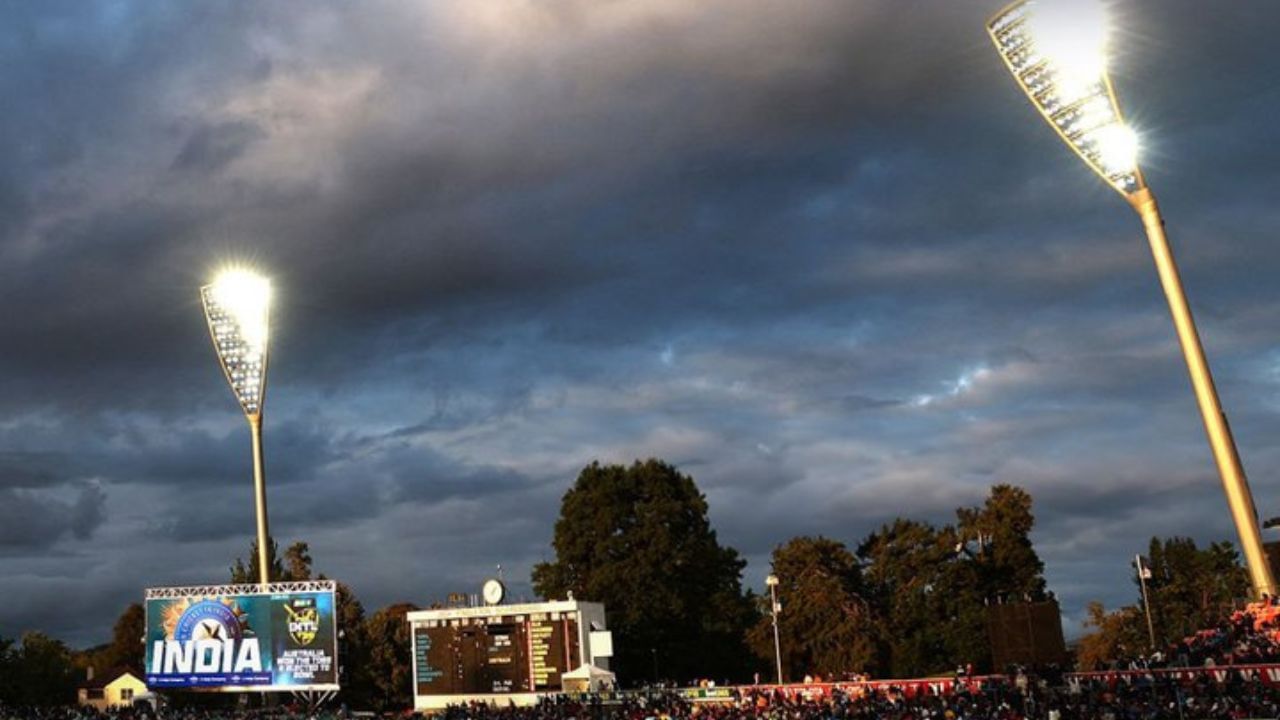 ત્યારે આગામી મેચ જે પણ ટીમ જીતશે. તેના માટે સીરિઝની જીતવાની શક્યતા ખુબ વધારે હશે. ત્યારે બંન્ને ટીમની નજર મેચ જીતવા પર હશે કારણ કે લીડ બનાવી શકે, પહેલી મેચ ન રમાઈ પરંતુ હવે આશા છે કે, બીજી મેચ જરુર રમતી જોવા મળે.