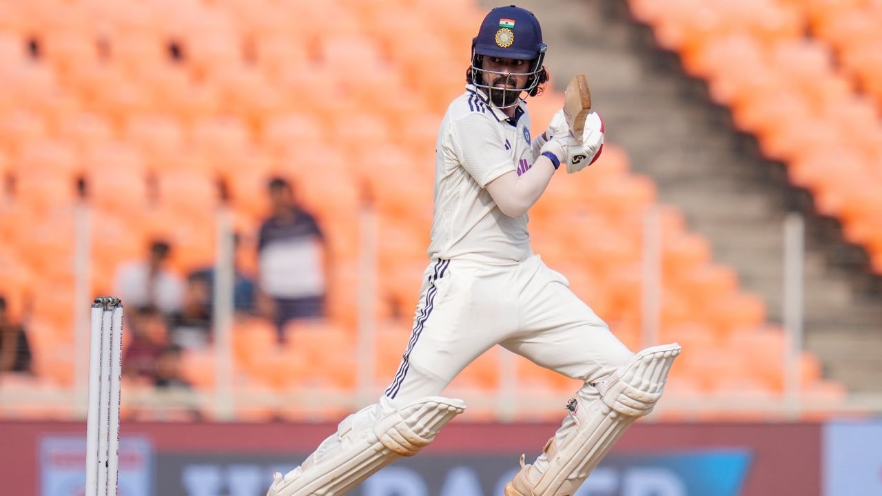 કેએલ રાહુલે પોતાનું મજબૂત ફોર્મ ચાલુ રાખ્યું અડધી સદી ફટકારી હતી. આ કેએલ રાહુલની ટેસ્ટ કારકિર્દીની 20મી અડધી સદી હતી. રાહુલ દિવસની રમતના અંતમાં અણનમ રહ્યો હતો. કેપ્ટન શુભમન ગિલ પણ 18 રન બનાવી અણનમ રહ્યો હતો.