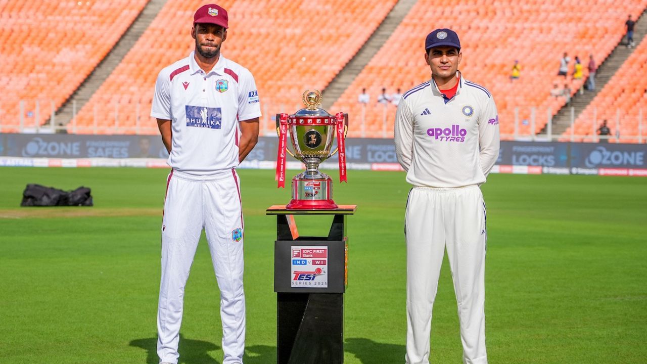 વેસ્ટ ઈન્ડિઝે ટોસ જીતી પહેલા બેટિંગ પસંદ કરી હતી, જો કે આ નિર્ણય તેમના માટે સારો સાબિત થયો નહીં. વેસ્ટ ઈન્ડિઝની ટીમ પહેલી ઈનિંગમાં 162 રનમાં ઓલઆઉટ થઈ ગઈ. ગ્રીવ્સે સૌથી વધુ  32 રન, કેપ્ટન ચેઝે 24 અને હોપે 26 રનનું યોગદાન આપ્યું હતું. 