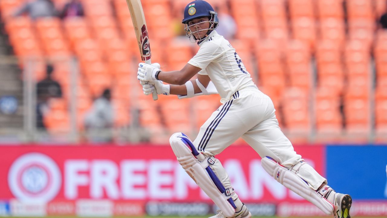 ભારતીય ટીમની પહેલી ઈનિંગમાં જયસ્વાલ અને રાહુલે મજબૂત શરૂઆત આપવી અને 68 રનની ભાગીદારી કરી હતી. ઓપનર યશસ્વી 36 રન બનાવી આઉટ થયો. સાઈ સુદર્શન ફરી ફ્લોપ રહ્યો અને માત્ર 7 રન બનાવી આઉટ થયો હતો. 