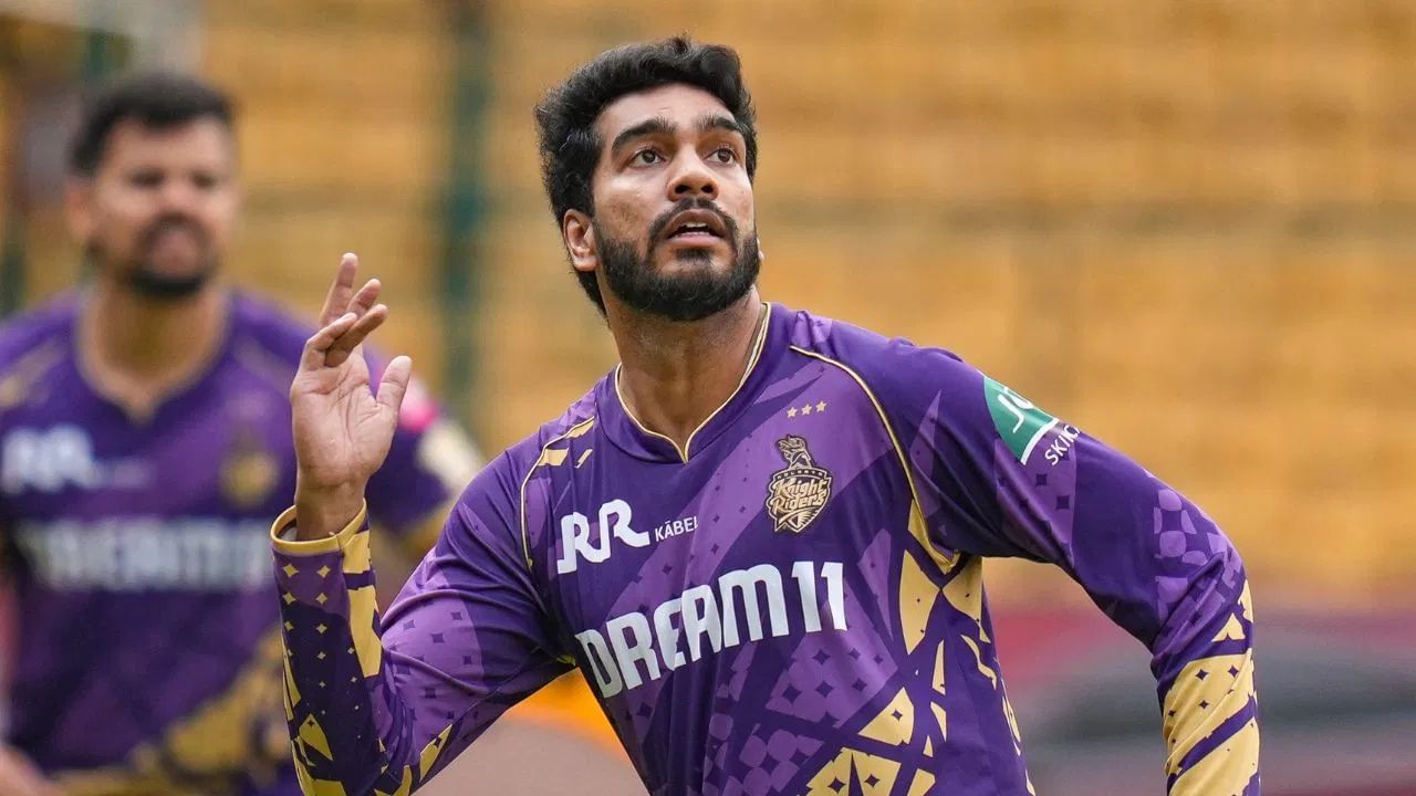 ગયા મેગા ઓક્શનમાં સૌથી મોંઘા ખેલાડીઓમાંના એક વેંકટેશ અય્યરને રિલીઝ કરવામાં આવે તેવી શક્યતા છે. કોલકાતા નાઈટ રાઈડર્સે (KKR) તેને ₹23.75 કરોડમાં ખરીદ્યો હતો. જોકે, તેનું પ્રદર્શન ખૂબ ખરાબ રહ્યું હતું, અને હવે તેને રિલીઝ કરવામાં આવે તેવી શક્યતા છે. 