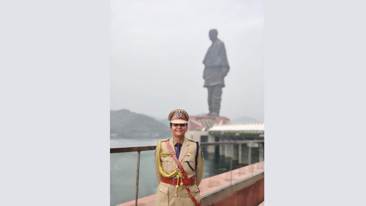 સુમન નાલા 2021ની બેચની ગુજરાત કેડરની ભારતીય પોલીસ સેવા (IPS) અધિકારી છે. હાલમાં તેઓ પોલીસ અધિક્ષક (ટેક્નિકલ અને SCRB) તરીકે ફરજ બજાવી રહ્યા છે. આ પહેલાં તેઓ દાંતા (બનાસકાંઠા) ખાતે સહાયક પોલીસ અધિક્ષક (Assistant Superintendent of Police) તરીકે કાર્યરત હતા. ત્યાં તેમણે અનેક ગંભીર ગુનાઓની તપાસનું નેતૃત્વ કર્યું હતું. જેમાં ડબલ હત્યાકાંડ (Double Homicide) અને ઓનર કિલિંગના કેસોનો સમાવેશ થાય છે. બંને કેસોને તેમણે ઝડપી અને વ્યાવસાયિક રીતે ઉકેલ્યા હતા, જેનાથી તેમની પ્રશંસા થઈ હતી.