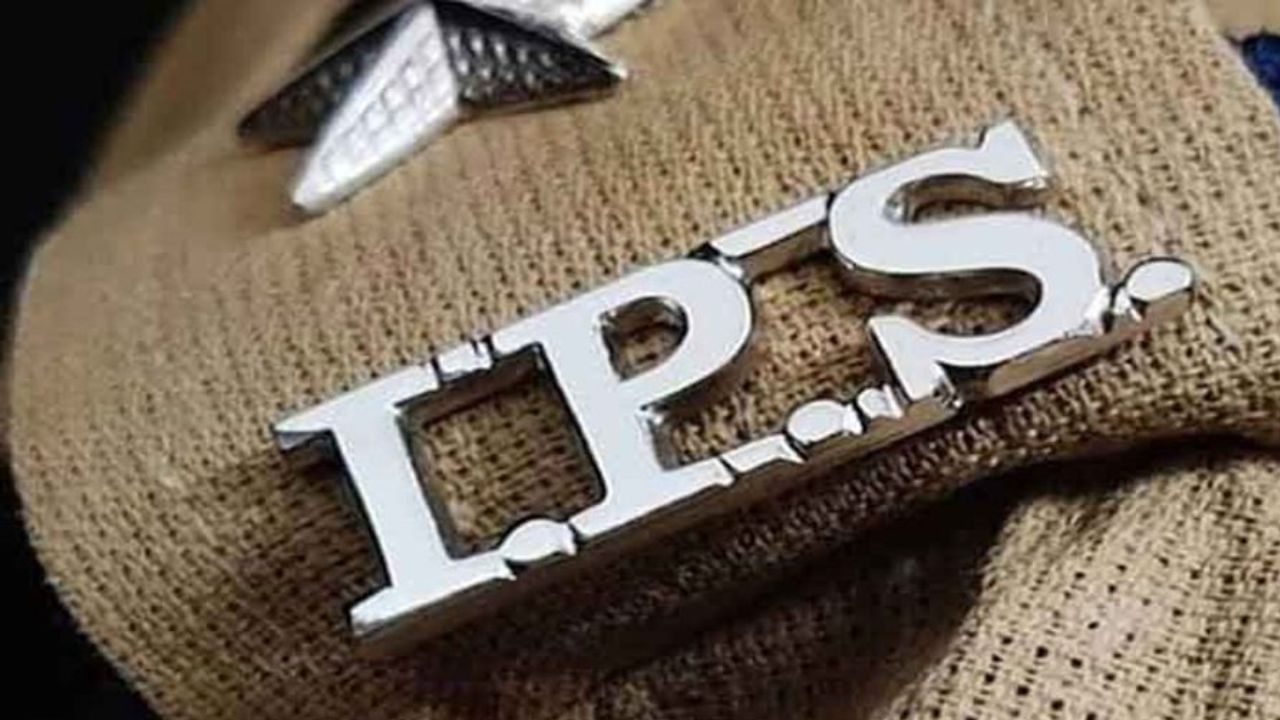 તે પહેલાં તેઓ રેલવે પ્રોટેક્શન ફોર્સ (RPF) માં સહાયક સુરક્ષા કમિશનર (Assistant Security Commissioner) તરીકે પણ રહી ચૂક્યા છે. વળી, ભારતીય તટરક્ષક દળ (Indian Coast Guard) માં નાણાકીય સલાહકાર (Financial Advisor) તરીકે IDAS અધિકારીના રૂપમાં પણ સેવા આપી છે.