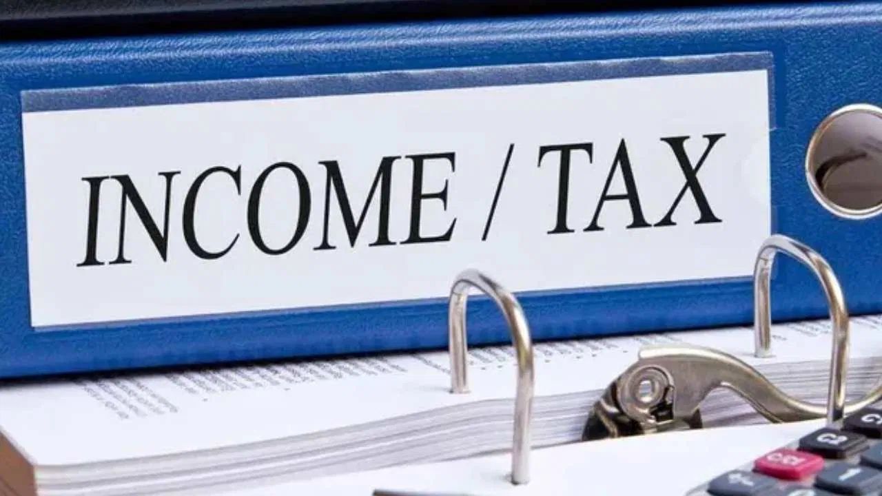 જો તમે એક નાણાકીય વર્ષમાં ₹10 લાખ કે તેથી વધુ રોકડ જમા કરો છો, તો બેંક તેની જાણ ઇન્કમ ટેક્સ વિભાગને કરે છે. આમ જોવા જઈએ તો, આ ગેરકાયદેસર નથી પરંતુ તમારે તેનો સ્ત્રોત જાહેર કરવો પડી શકે છે. આથી, ગિફ્ટ, પ્રોપર્ટી વેચાણ અથવા બિઝનેસ ઇન્કમની રસીદ ઘરમાં કોઈ વ્યવસ્થિત જગ્યાએ મૂકી રાખો.