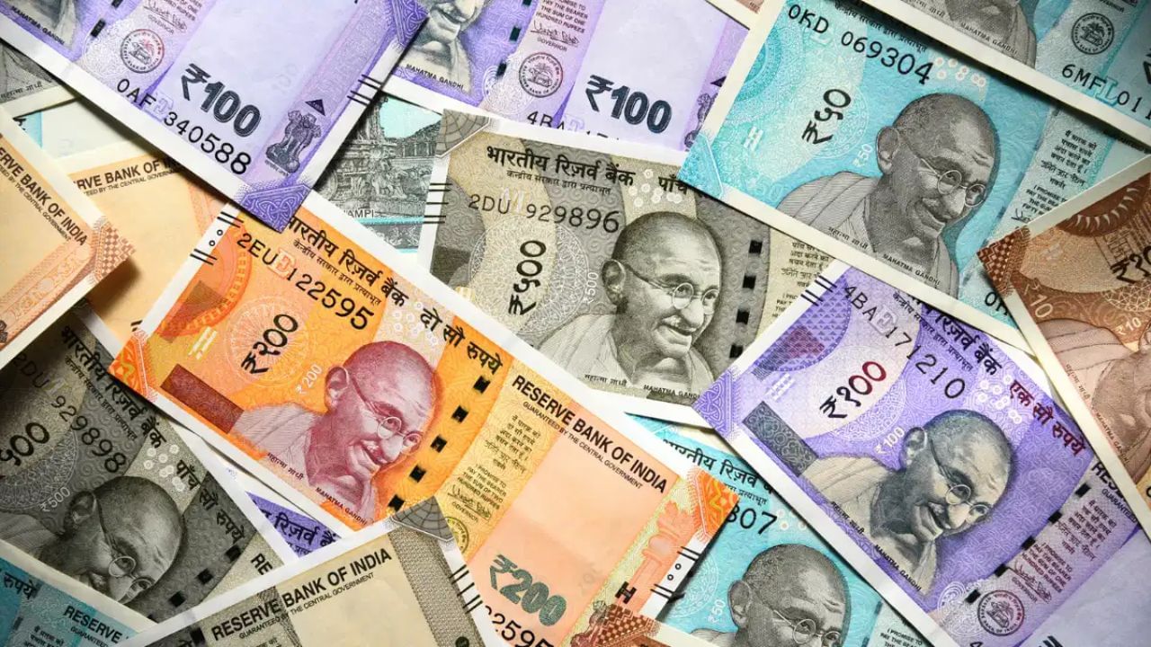 જો તમે એક વર્ષમાં ₹1 લાખથી વધુ રોકડનું પેમેન્ટ કર્યું હોય અથવા કુલ ક્રેડિટ કાર્ડ પેમેન્ટ ₹10 લાખથી વધુ હોય, તો આની જાણ પણ આવકવેરા વિભાગમાં કરવામાં આવે છે. વિભાગ તપાસ કરે છે કે, તમારી લાઇફસ્ટાઇલ તમારા ટેક્સ રિટર્નમાં દર્શાવેલ આવક સાથે મેળ ખાય છે કે નહીં?