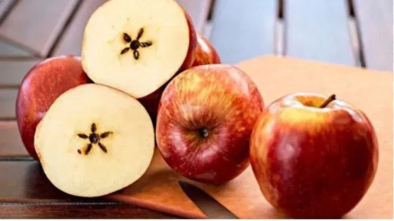 જો સફરજન ખૂબ ચમકતું દેખાય છે, તો તમારે સાવચેત રહેવું જોઈએ. જો સફરજન ચમકતું હોય, તો તે મીણથી ભરેલું હોઈ શકે છે. કુદરતી રીતે પાકેલા સફરજન ખૂબ ચમકતા નથી.