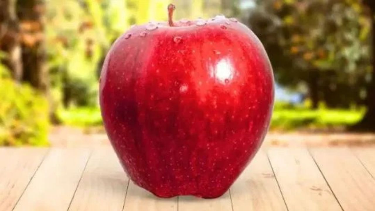 ખરીદતી વખતે સફરજનની ગંધ આવવી મહત્વપૂર્ણ છે. જો તેમાં અલગ ગંધ આવે, તો તે રસાયણો ઉમેરવામાં આવ્યા હોવાથી હોઈ શકે છે. કુદરતી રીતે પાકેલા સફરજનની સુગંધ મીઠી હોય છે.