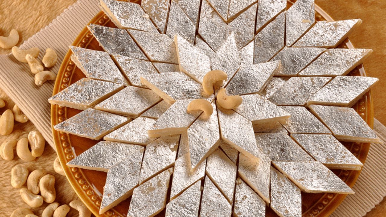 ચાંદીનો વરખ: મીઠાઈઓ પર વપરાતું ચાંદીનું વરખ પણ વધુને વધુ ભેળસેળભર્યું બની રહ્યું છે. જો તમે તહેવારોની મોસમમાં મીઠાઈ અથવા મીઠાઈ માટે ચાંદીનું વરખ ખરીદી રહ્યા છો, તો તેને બાળીને તેનું પરીક્ષણ કરો. જો તે તેજસ્વી રીતે ચમકતું હોય અથવા કાળો ધુમાડો બહાર કાઢતું હોય તો તે ભેળસેળયુક્ત હોઈ શકે છે.
