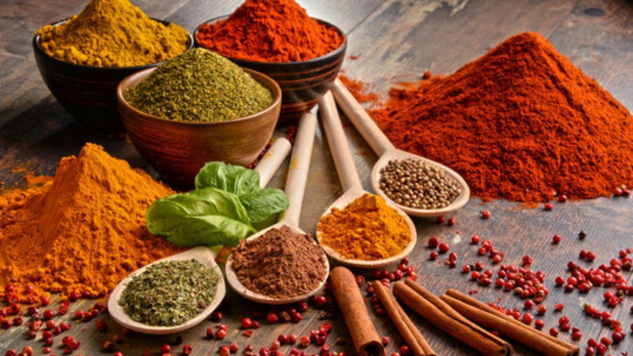 મસાલામાં ભેળસેળ: કાળા મરીમાં પણ ખૂબ ભેળસેળ હોય છે. પપૈયાના બીજ ઘણીવાર તેમાં ભેળસેળ કરવામાં આવે છે. તમે તેને પાણીમાં બોળીને તેનું પરીક્ષણ કરી શકો છો; પપૈયાના બીજ તરતા રહેશે. હળદરને એક ગ્લાસમાં પાણીમાં ઓગાળી લો. જો રંગ ઉમેરવામાં આવ્યો હોય, તો હળદર સ્થિર થયા પછી પણ પાણી ખૂબ પીળો અને વાદળછાયું દેખાશે, જેમાં પારદર્શિતાનો અભાવ હશે. તેવી જ રીતે, મીઠાની શુદ્ધતા નક્કી કરી શકાય છે. જો હળદરમાં લીંબુનો રસ ઉમેરવામાં આવે અને પરપોટા બને, તો તેમાં ચાક હોય છે. 
