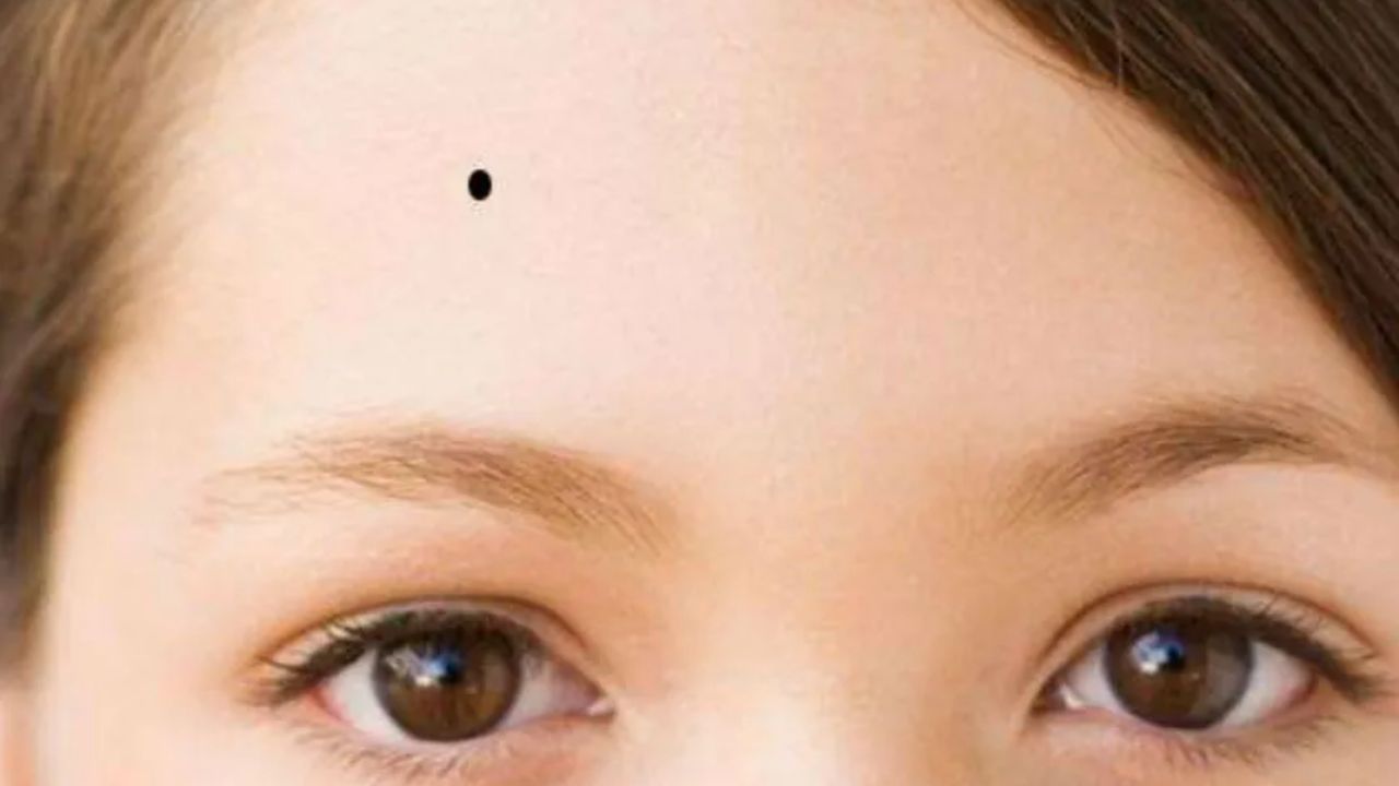 સામુદ્રિક શાસ્ત્ર અનુસાર વ્યક્તિના કપાળની ડાબી બાજુ પર તલ અશુભ માનવામાં આવે છે. આવા વ્યક્તિઓ ઘણીવાર સ્વાર્થી હોય છે અને બીજાના હિત કરતાં પોતાના હિતોને પ્રાથમિકતા આપે છે. આનાથી તેમના કૌટુંબિક અને સામાજિક જીવનમાં ગેરસમજ અને અપમાન થઈ શકે છે.
